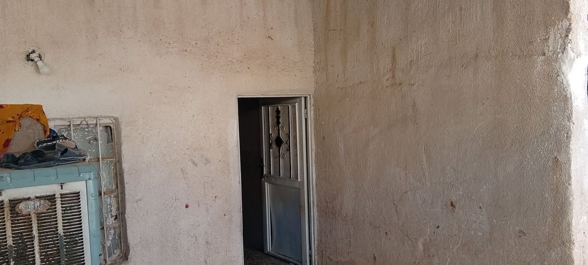 بيت للبيع مساحته ٣٨٠ موقعه كربلاء البراهميه بشارع سيده زينب ع يبعد عن الشارع سيده زينب ع ٣٠٠ متر متوفر كافت الخدمات مي كهرباء الستفسار اكثر اتصل *********** *********** السعر ٦٠وبي مجال للعلم بيت مبني ميتين متر و٣مشتملا البيوت على ٥٠ متر

