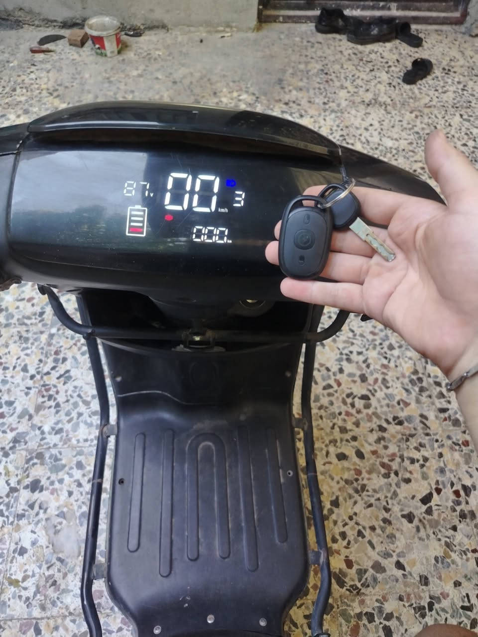 سلام عليكم دراجه شحن 7بطاريات جديدات  تايرات جديدات  نظام بطمه نظام حمايه  بس فجه طلع اشعار أحمر بل شاشه ما كامت تمشي ابيع عل حطه سعر300 بيه مجال  مكان شعب ***********
