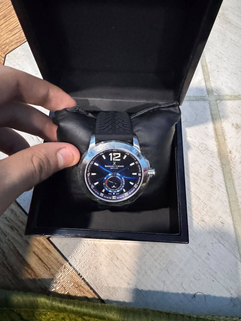 للبيع ساعة Bernhard H. Mayer Drift Watch
ساعة سويسرية أصلية من Bernhard H. Mayer، موديل Drift، رقم الموديل 1111400034.

الساعة نظيفة ومرتبة وتجي كاملة ويا العلبة الأصلية + الكتيب + الملحقات الموجودة بالصور.

🔹 Swiss Made
🔹 مينا أزرق
🔹 ستانلس ستيل
🔹 سوار أسود
🔹 مقاس 44mm
🔹 حركة كوارتز

سعرها بالسوق لنفس موديل Drift يوصل تقريبًا إلى 700–800 دولار .

 

الساعة مثل ما مبين بالصور، وتكدر تفحصها قبل الشراء.

المكان بصره .

للاستفسار مراسلة ***********
