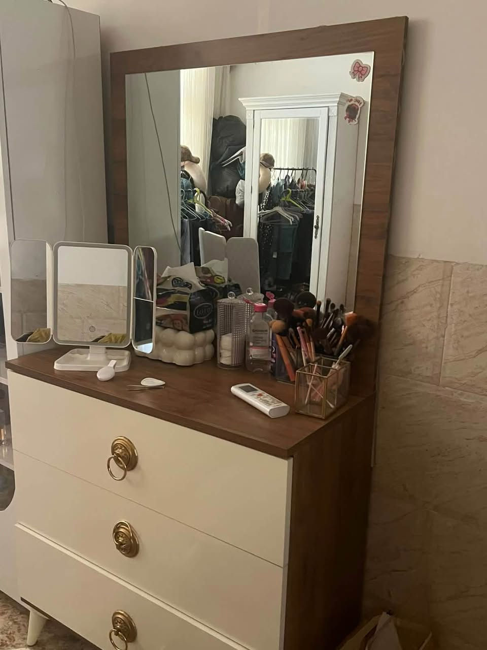 غرفة شبابيه ٤ قطع بحاله ممتازه خشبها بلوك قوي جدا الكنتور عميق سرير مخزن وياها صوميه سعرها ٢٥٠ وبيها مجال بسيط مكانها الدورة 
تواصل واتساب ***********
