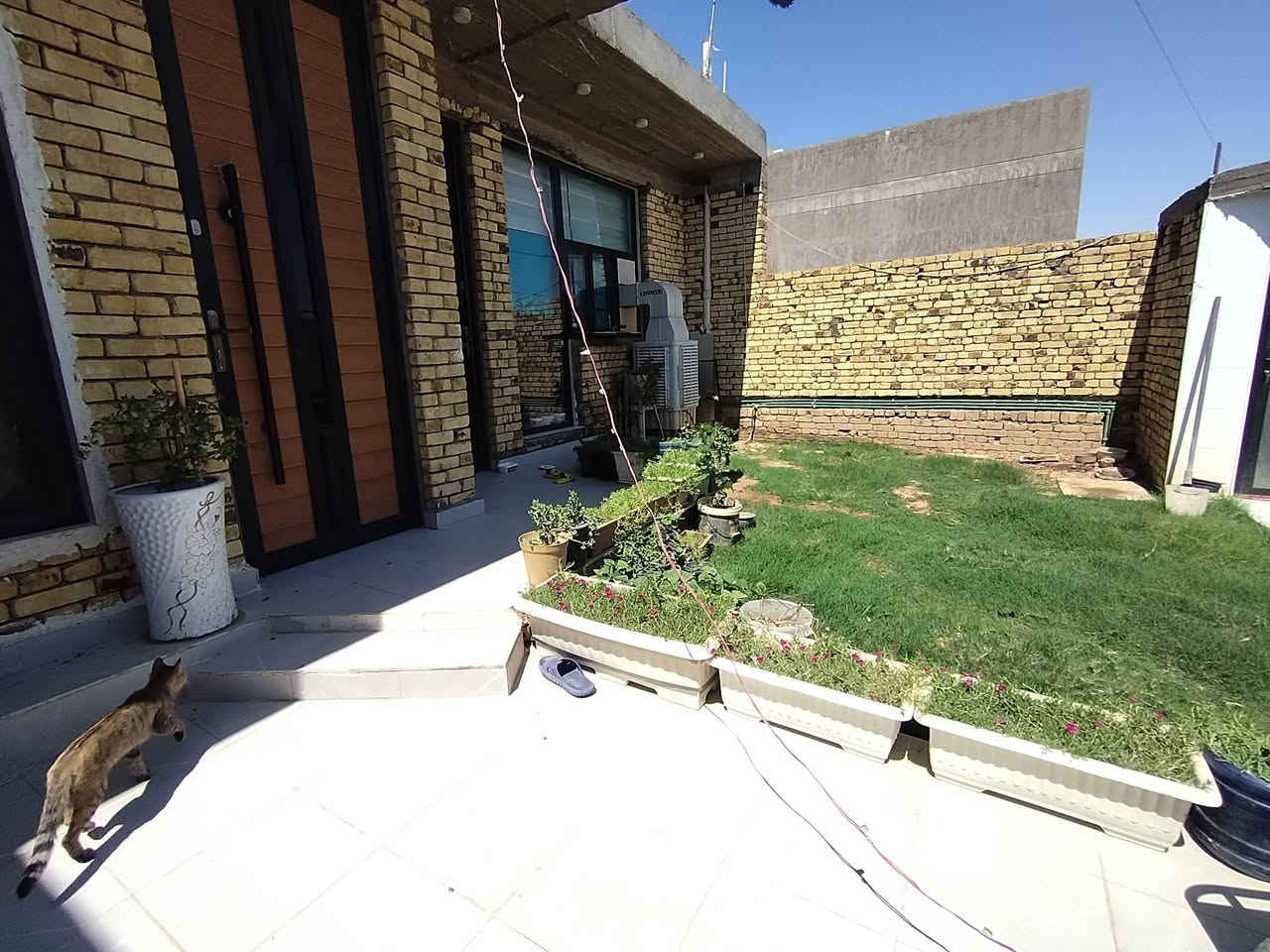 🏡 دار سكن للبيع | موقع مميز جداً
📍 الموقع: الخاجية – توزيع الضباط
 – #شارع_20
📌 الموقع التفصيلي:
 #خلف_ماركت_عمو_حيدر
📐 المساحة: 260 م²
📏 الواجهة: 10 م
📏 النزال: 26 م
🏗️ سنة البناء: 2026
✨ تفاصيل الدار: ▪️
طابق واحد 
 استقبال واسع
▪️ هول
▪️ مطبخ
▪️ غرفتين نوم
▪️ مجموعة صحية
▪️ درج + بيتونه
▪️ گراج 🚗
▪️ حديقة 🌿
⭐ دار حديثة البناء بموقع مميز، ومساحة وواجهة ممتازة، وتصميم عملي ومناسب للسكن العائلي.
📞 للاستفسار / ***********
                       ***********
