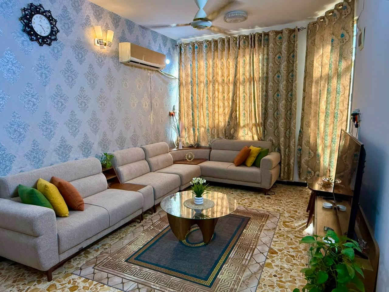 السلام عليكم
٥٠ متر للبيع
الطابق الاول هول ومطبخ وحمام + منور
الثاني غرفتين + بيتونه 
السطح شتايكر
العنوان كميره بدايه قريه صبر
للأستفسار ***********
