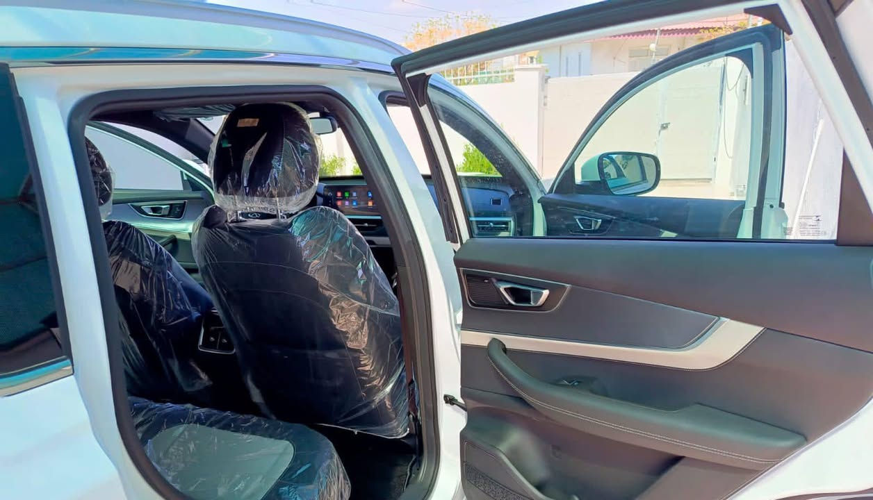 Chery Tiggo 7pro
موديل 2024 أعلى فئه (لكچري) رقم أربيل بأسمي مكفولة كفالة عامة جديدة بمعنى الكلمة
(علماً داخل ضمان الشركة لمدة 5سنوات) 
ماشية 38 ألف كم
-حجم المحرك 1.5L TURBO،مرتبط بناقل حركة أوتو 9 نمر
-سقف بنوراما
-دخول بصمة ذكي،ترحيب، تشغيل عن بعد 
-فتح الصندوق كهرباء وفتح عند الاقتراب  
-اريل نفكيتر 
-حساسات أمامية و حساسات خلفية مع 4 كاميرات محيطيه 360 درجه وصورة بنوراميه من الأعلى
-لايت زينون + LED، كشافات، بك لايت LED 
-ويل كب 18، 4 دسك، حساسات ضغط الاطارات 
-اشارة في المرايا الجانبية مع تنبيه النقطة العمياء، المرايا قابلة للطي كهرباء 
-عدد AIR BAG 8
-هاند بريك كهرباء (بصمه) مع اوتو هولد 
-دشبول شاشة ديجيتال،  شاشة Apple Car play 
-مقود جلد حياكة رياضي 
-مثبت السرعة Cruise، المودات والاوامر الصوتية  Bluetooth  
-مخرج منفذ الطاقة 
-فحص نظام السيارة 
-انارة داخلية LED محيطية 7 وكذالك تفاعلية مع الصوت
-المقاعد جلد لونين، حركة المقاعد الأمامية كهرباء 
تدفئة المقاعد الأمامية، تجاوي متحركة 
ذاكرة أوضاع كرسي السائق
-الايزو فكس ISOFIX 
-تبريد شاشة، قطعتين تبريد 
-نظام مانع الانزلاق، نزول المنحدرات 
-رادار، تحديد المسار
-تحذير مرور عند اقتراب سيارة من الخلف
-تطعيم الدواخل ألمنيوم 
-ثلاجة بالجكمجه الوسطية
للتفاصيل☎***********
متوفر واتساب

