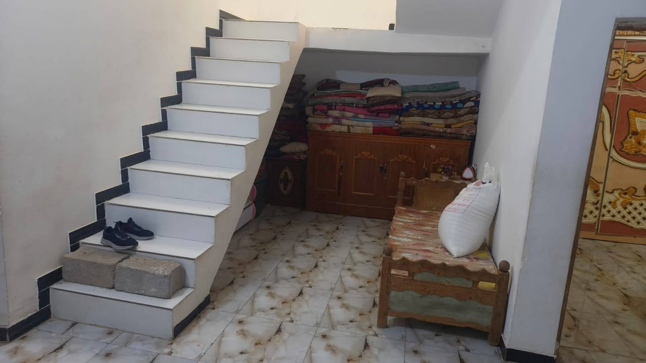 السلام عليكم بيت طابقين للبيع مساحة 260 مع ألاثاث البيت كونكريت صب الطابق الاول طابوك والثاني ثرمستون غرف  عدد ٤ صالات ٢ مطبخ أستقبال كبير ساحة كبيره صحيات خارجيه مكان البيت أل محينه قرب المولد رقم صاحب البيت ***********
