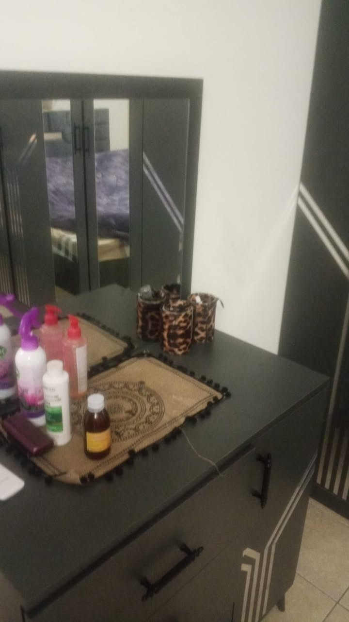 غرفة اخشاب للبيع جديده ونظيفة الله شاهد
للاتصال ***********
