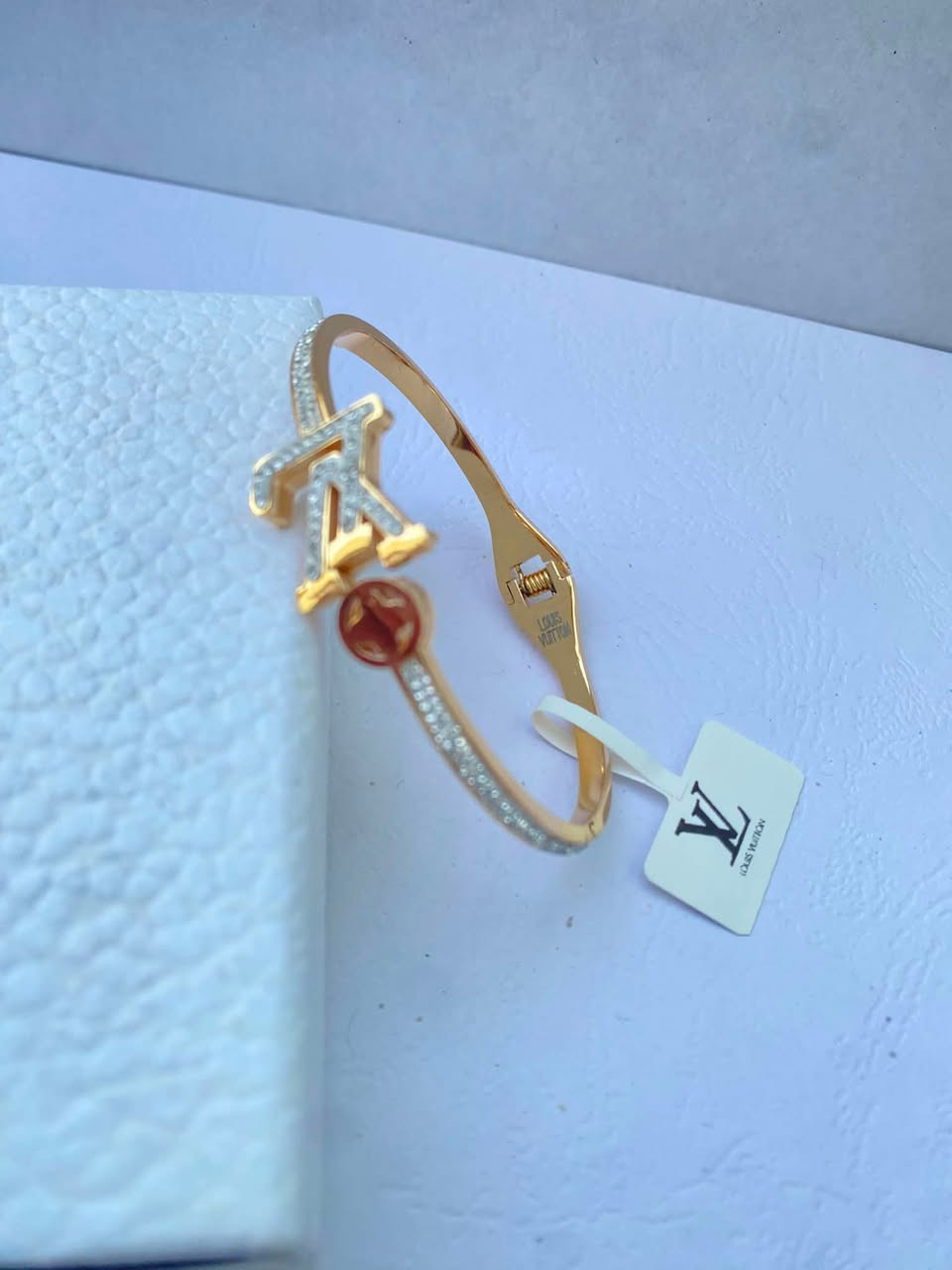 سوارات ماركات مختلفه كل القطع مختومه أسم الماركه +ستيكر أسم الماركه ونوع الطلاء ذهب عيار ١٨ موجد لوس فيتون وكارتير وارمز استيرادي الخاص شرط ضمان كلهم ماستر وأسعار رمزيه للطلب والاستفسار خاص أو واتساب ***********
