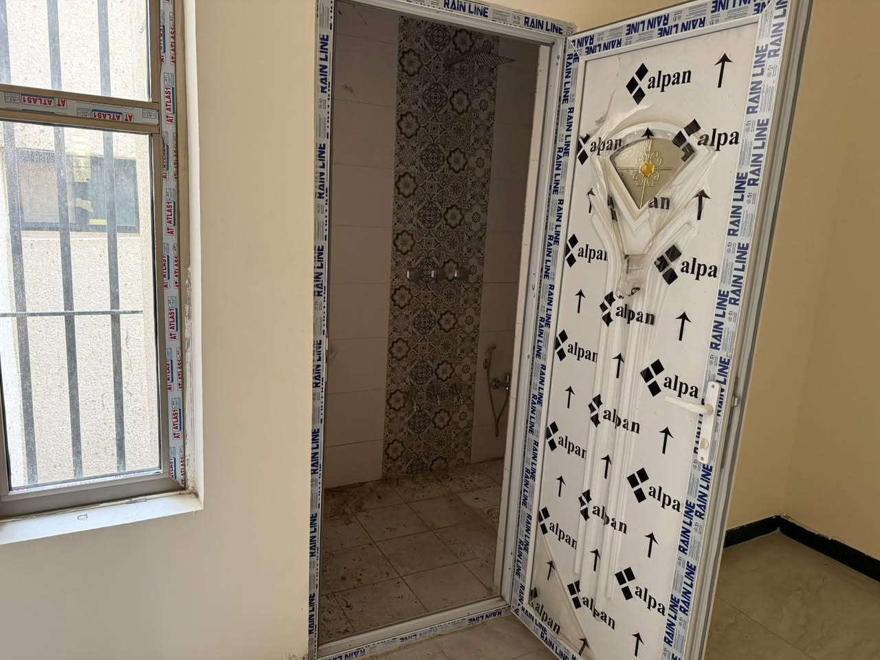 السلام عليكم، 

بيت طابقين للإيجار بسعر مناسب في السيدية شارع النخل

غرفتين و2 حمام وصالة ومطبخ - للعوائل فقط

للتفاصيل والسعر اتصل على:

***********

