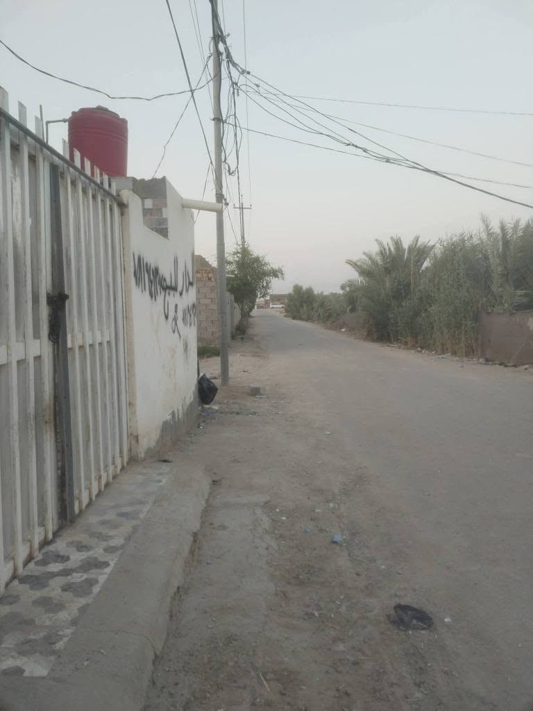 بيت على طريق السنية ديوانية 
يبعد عن طريق الزوار 75 متر
المساحة 160 متر تبليط بالباب كما موضح في الصوره خدمات كاملة يحتوي البيت على غرفتين وصالة واستقبال ومطبخ وصحيات وطارمه البيت كله سيراميك وسقوف ثانويه يتحول البيت ثاني يوم بأسمك يحتوي على برج انترنت يعني الانترنت مجاني إضافة إلى مبلغ بسيط كل شهر السعر ٣٥  مليون ما متواجد عالفيس اتصل *********** ديوانية, القادسية
