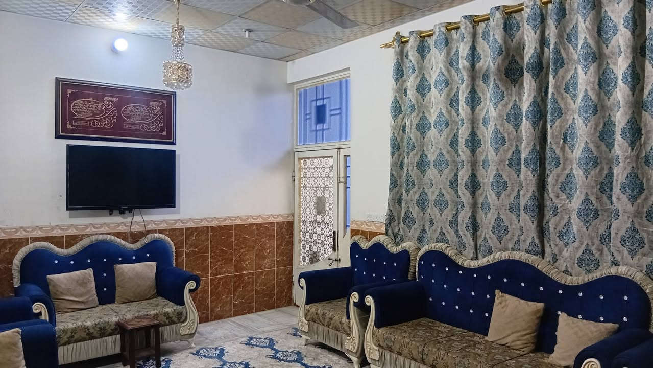 السلام عليكم بيت للبيع. 200مترعلئ شارع تجاري 40 متر يحتوي علئ 6 غرف نوم وبي اسواق شغاله الامن الداخلي. شارع مجمع الغدير *********** /السعر 350 وبي مجال
