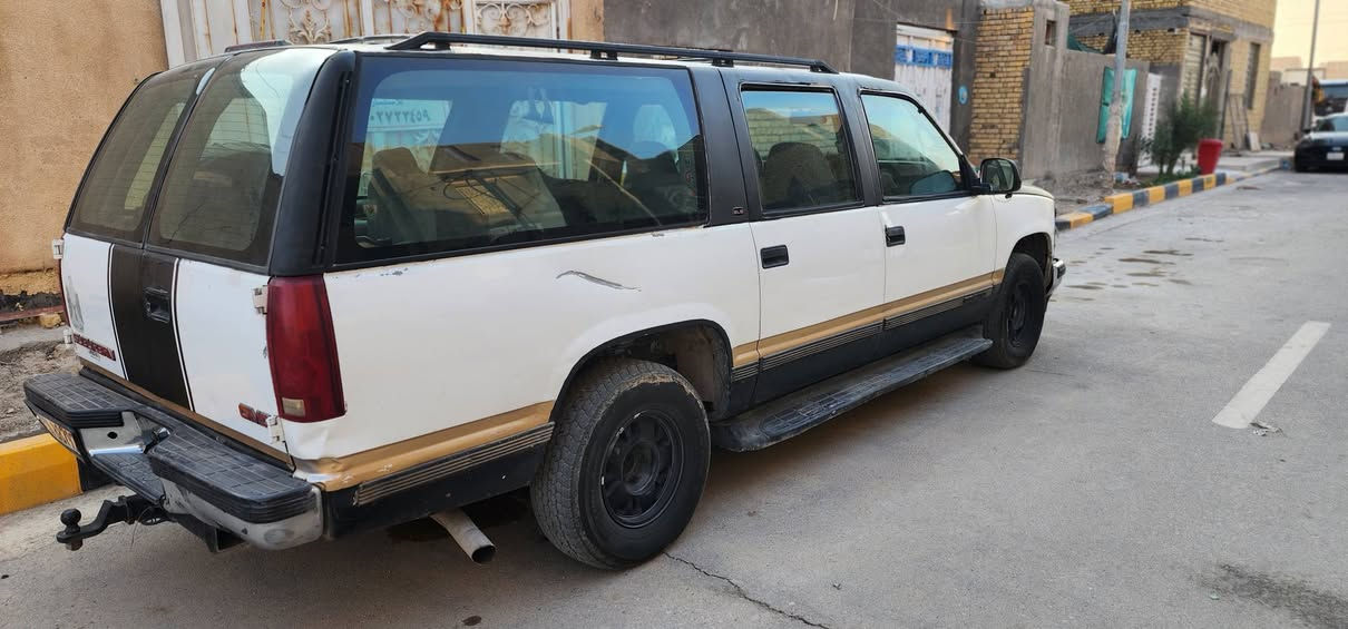 🔴 اعلان بيع سيارة: GMC Suburban 1999
الشركة والموديل: GMC سوبربان (موديل 1999) بطة خمسه برغي مكينة ٥.٧ كير ٧٠٠
المكينة والكير شادهن مال حاويه 

اللوحة والتحويل: السيارة باسمي، رقم بغداد (إنجليزي)، والتحويل ثاني يوم.

السنوية: منتهية من شهر كانون الثاني (شهر 1) لسنة 2026.

الذمم: بدون أي غرامات مرورية.

الحالة العامة: السيارة شغاله وتمشي وتوصلك وين ما تريد وماتوكفك بالشارع، لكن البدي حالته مثل ما موضح بالصور.

🛠️ ملاحظات الحالة الميكانيكية (تحتاج ترتيب):

نضوح قليل بكيس دهن المحرك.

نضوح قليل بكيس زيت الكير.

الاكسل فيه صوت ونه يظهر عند التخفيف فقط + نضوح من الكيس الخاص به.

الداينمو ضعيف ويحتاج صيانة أو تبديل.

الحدادية ٨٠% 

مكان السيارة: الناصرية - حي الزقورة

السعر: 25 ورقة (بيها مجال للجادين)

للاستفسار والتواصل:

***********

***********
