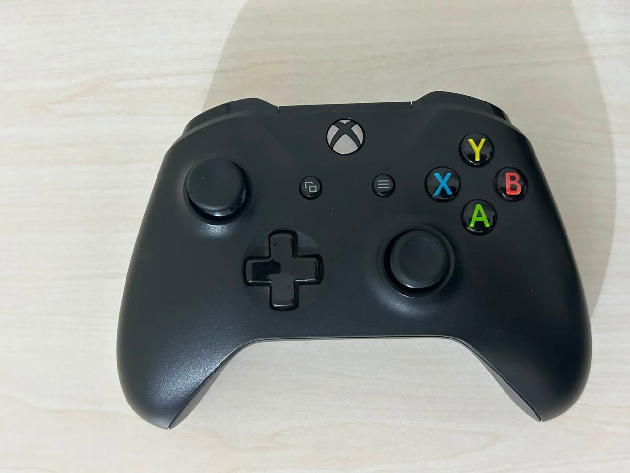 السلام عليكم شباب
متوفر جهاز xbox one x للبيع الجهاز مثل ماتشوفون نضافه فول وكامل ملحقاته الاصلية وكارتونه وياه الجهاز لا مفتوح ولا مبدل بيه شي على وضع الشركة الجهاز 

سعر الجهاز 220 وبيه مجال مكاني ناصرية متوفر عندي توصيل داخل الناصرية فقط 

تواصل واتساب على الرقم ***********
