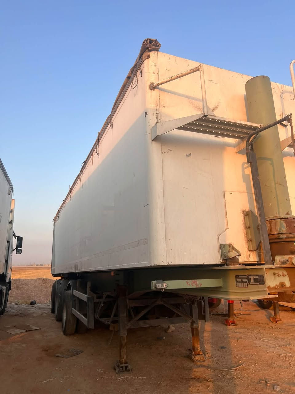 ‏للبيع نساف شاصي فافون خمسين طن منفيس السعر 190 وبي مجال***********
