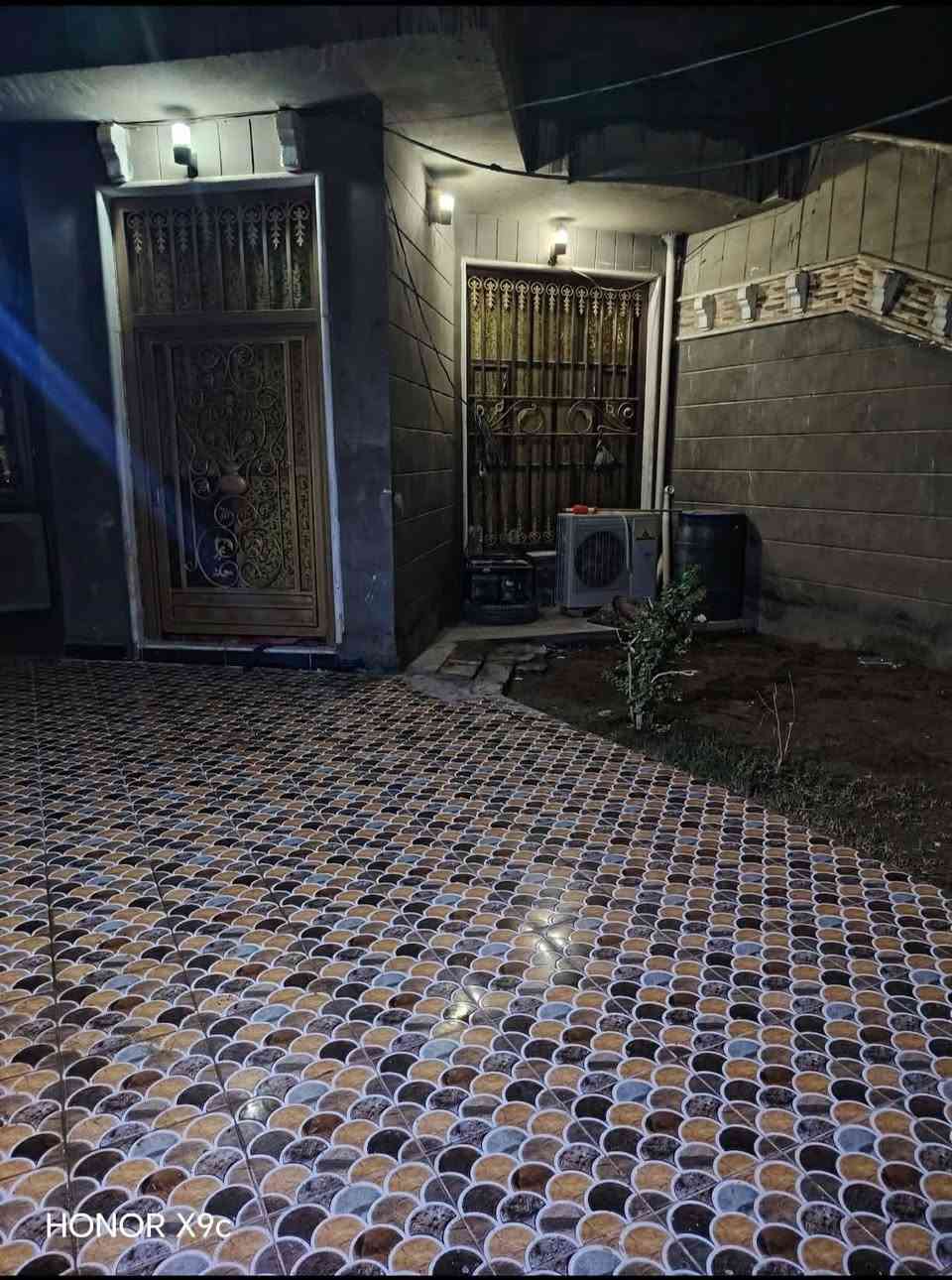 سلام عليكم
بيت للبيع طابو صرف بحي النهضة الثالثة قرب مدرسة الخلاني 
مساحته 267م والواجهه 9 و النزال 29
يحتوي البيت على:
غرفتين نوم
مطبخ
صالتين
وصحيات
للاستفسار أكثر اتصال خاص *********** 
***********

نص مكتوب في الصور:
- HONOR X9c