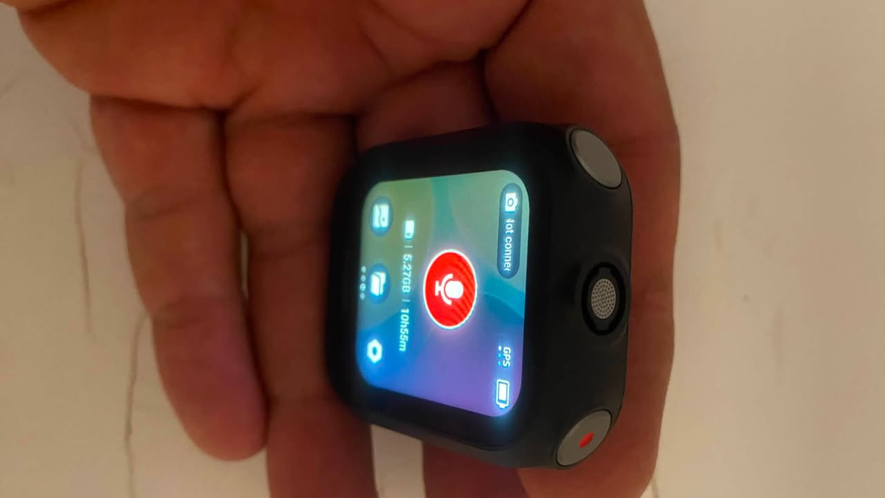السلام عليكم عندي هذا جهاز
هذا هو الجهاز الذي يحتوي على شاشة معاينة + GPS + ميكروفون مدمج + ريموت للتحكم، وليس الكاميرا نفسها. وهو متوافق حاليًا مع Insta360 X5 وAce Pro 2 وX4 Air  بس هذا وضع يعني مابي اي ملحقات يحب يجي خاص او يراسلني على واتساب ***********

