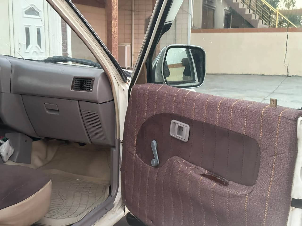 مۆدیل 2006
مەکینە کابلیتەر 
بەشەرت سبوخی نییە 
4 تایەی لۆکی لەژیرە
رەقەم بغداد بەشەرت
***********
