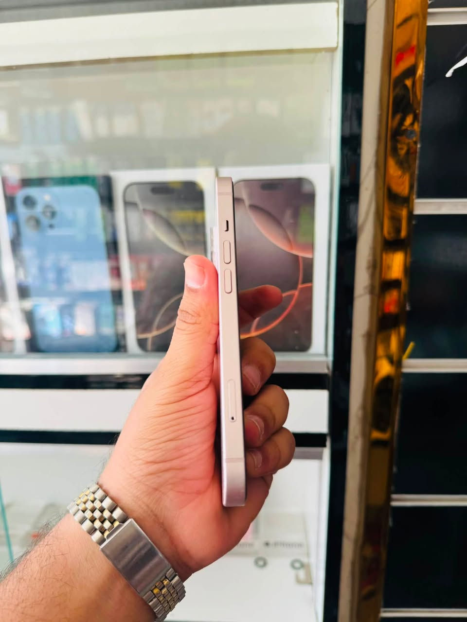 السلام عليكم 🫡
للبيع iPhone 13 عادي كامرتين 
ذاكرا 128 
بطاريه 85% بلاد 
نموذج M شرق اوسط ماستر 
نضافه 95% لون وردي 
الجهاز وتر بروڤ وضع شركه لا مبدل بيه ولا مصلح وكله شغال مابيه اي خلل السعر قفل ٣٤٠ الف مكاني بغداد مدينه الصدر رقمي ***********
