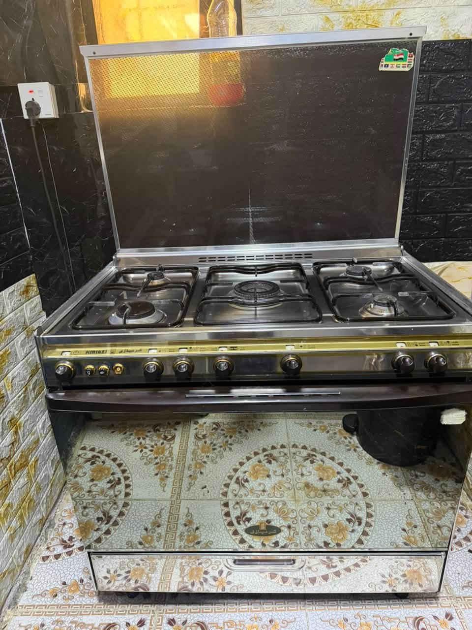 طباخ كريازي باب اول للبيع شغال كهرباء غاز  فرن  250  وبي مجال بسيط

