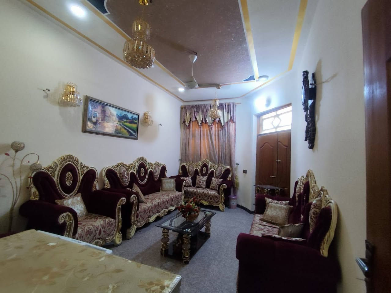 سلام عليكم بيت للبيع طابقين حديث طابو صرف ١٣٠ متر واجه ٧ نزال ١٨ ونص  في بعقوبه حي المعلمين قرب المدرسه العدنانيه مباشر بنص سوق الحي عن شارع الخدمي ١٠ متر / طابق الأول غرفه ستقبال صاله مطبخ صحيات طابق الثاني غرفتين صاله صحيات البيت كله كرانيت للإستفسار/***********
