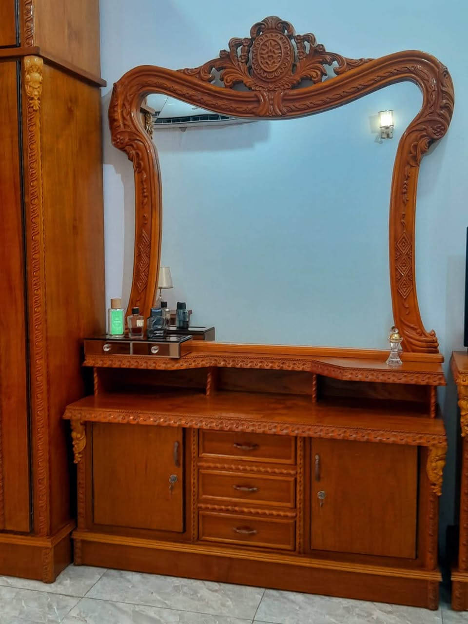 غرفة اخشاب عراقية صاج اصلي ٨قطع الكنتور ٦ ابواب مع ٦ملحق نظيفة كلش مابيها اي ضرر السعر  مليون ٨٠٠ الف عنوان بغداد الشعلة للتواصل خاص او رقم الهاتف ***********

نص مكتوب في الصور:
- iBox