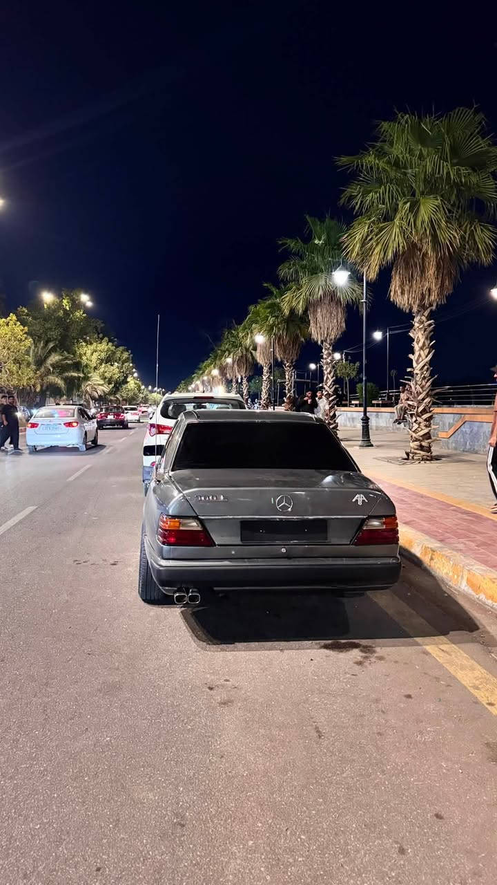 لسلام عليك  مارسدس موديل 1993 سياره نضيفه صبغ جديد غرفته جلد اسود السياره محرك ياباني راس الثور رقم مثنى هزه جديده مداور شوكت متريد مكان النجف الشرف  سعر 40 وبي مجال  *********** واتساب
