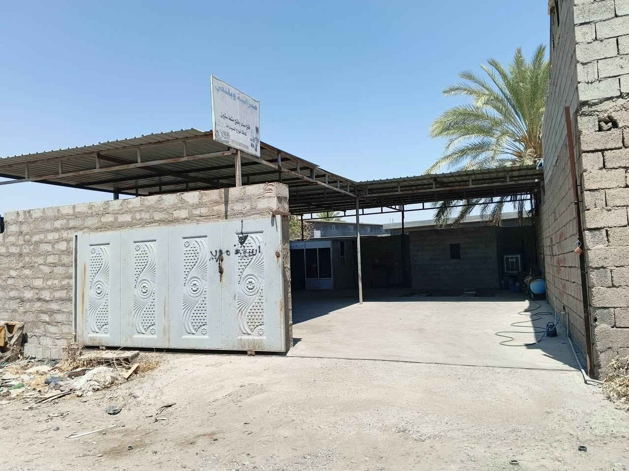 سلام عليكم كراج للايجار مساحه ٢٠٠ متر يصلح للفيتر وأبو ميزانيه وبلنص كراج كامل مكمل يحتوي عل غرفتين كراج مرتب عنوان حي الصناعي فرع الكوسترات قرب ورشة كارزان كيا للاستفسار الاتصال على الرقم التالي ***********
