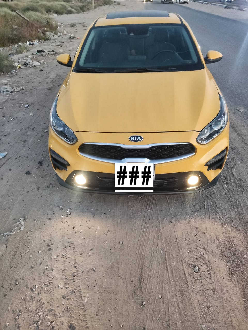 🚗 كيا/ فورتي (Kia Forte) للبيع 🚗
المواصفات العامة:
المنشأ/الوارد: وارد أمريكي.
المحرك: 4 سلندر بسعة 2.0 لتر .
المواصفات: فول مواصفات 1/1.
اللون: أصفر.
عدد المقاعد: 4 مقاعد جلد (داخلية مرتبة ونظيفة).
 المواصفات والتجهيزات:
فتحة سقف.
إضاءة LED أمامية مع كشافات ضباب.
شاشة لمس  تدعم Apple CarPlay / Android Auto.
كاميرا خلفية للركن.
تبريد وتدفئة مقاعد امامية.
منضومة غاز.
أنظمة أمان وتثبيت سرعة.
📋 حالة السيارة والضرر
الضرر: قطعتين فقط (چاملغ وباب خلفي بدون اضرار داخلية)
الحالة الفنية: محرك  بحالة ممتازة وجاهزة للاستخدام بدون أي مصاريف إضافية.
📌 تفاصيل الإعلان
المكان: [بغداد/اليوسفية]
السعر: [12,000$] (قابل للتفاوض البسيط)
رقم التواصل: [***********]
رقم ثاني:      [***********]

نص مكتوب في الصور:
- ###