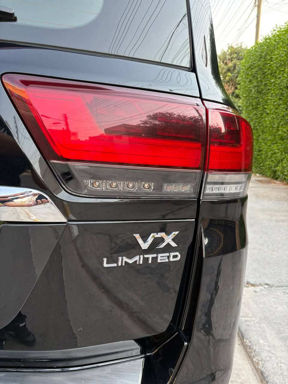 لاندكروز مميزه جدا
وكالة ساز موديل 2023 داخل احمر جلد
فئه VX Limited محرك تنفس طبيعي 4000
سياره جديده لوك ولا ملاحضه ماشيه 27 الف كيلو

مواصفات فول الفول ١/١ 
السياره تجي 5 بصمات دخول ذكي 
رادار امامي توقف ذاتي
نقطة عمياء قيادة ذاتية 
تحديد مسار كروز سرعة 
رادار استشعار الحركة الخلفية والامامية
حساسات امامي خلفي
كامرات محيطية وفحص تحت العجلات
شاشة كبيرة تدعم كار بلي
تدفئة وتبريد كشنات
كشنات كهرباء لد بالشباك الامامي اصلي 
لايتات 3 عدسات مع ترحيب عالي ناصي
لايت عالي اوتوماتيك زراكات لايت 
قفل اكسل امامي او خلفي او اثنينهم سوه
تبريد خلفي شاشة ومناخ منفصل 
تشغيل سي دي عدد 14 سماعه عدد 8 jBL 
ايرباك دكمة قفل وفتح بالابواب الامامية 
يدات ومري جانبية نيكل + كل الجام اوتو
مراية السايق ومرايات الابواب اوتو 
اوتو بارك هاند بريك دكمه .
بردة صندوق فول تحكم ستيرن واوامر صوتية 
ثلاجة وسطية شاحن لاسلكي 
6 منافذ شحن

السعر 730 ورقه للاتصاال ***********
مكاني بغداد - حي الخضراء
