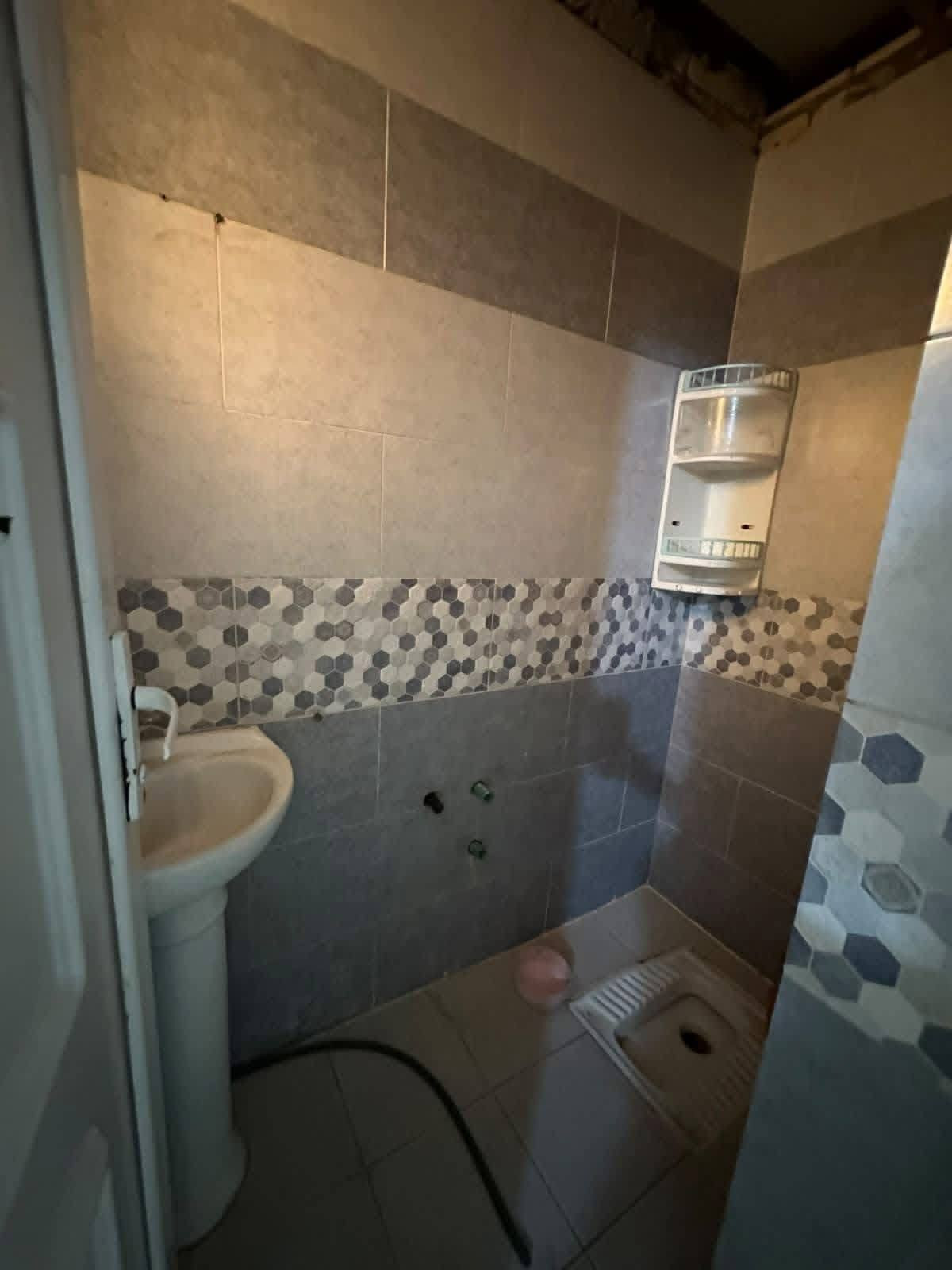 🏠 للإيجار في السيدية

📐 المساحة: 200 متر

🚗 كراج + مدخلين

🛏️ 4 غرف نوم مع سويتات

🛋️ صالة

مطبخ في الطابقين

📍 الموقع: السيدية – مربع الـ400

💰 الإيجار: مليون و250 ألف دينار

🤝 قابل للتفاوض

📞 للاستفسار والتفاصيل:

***********
