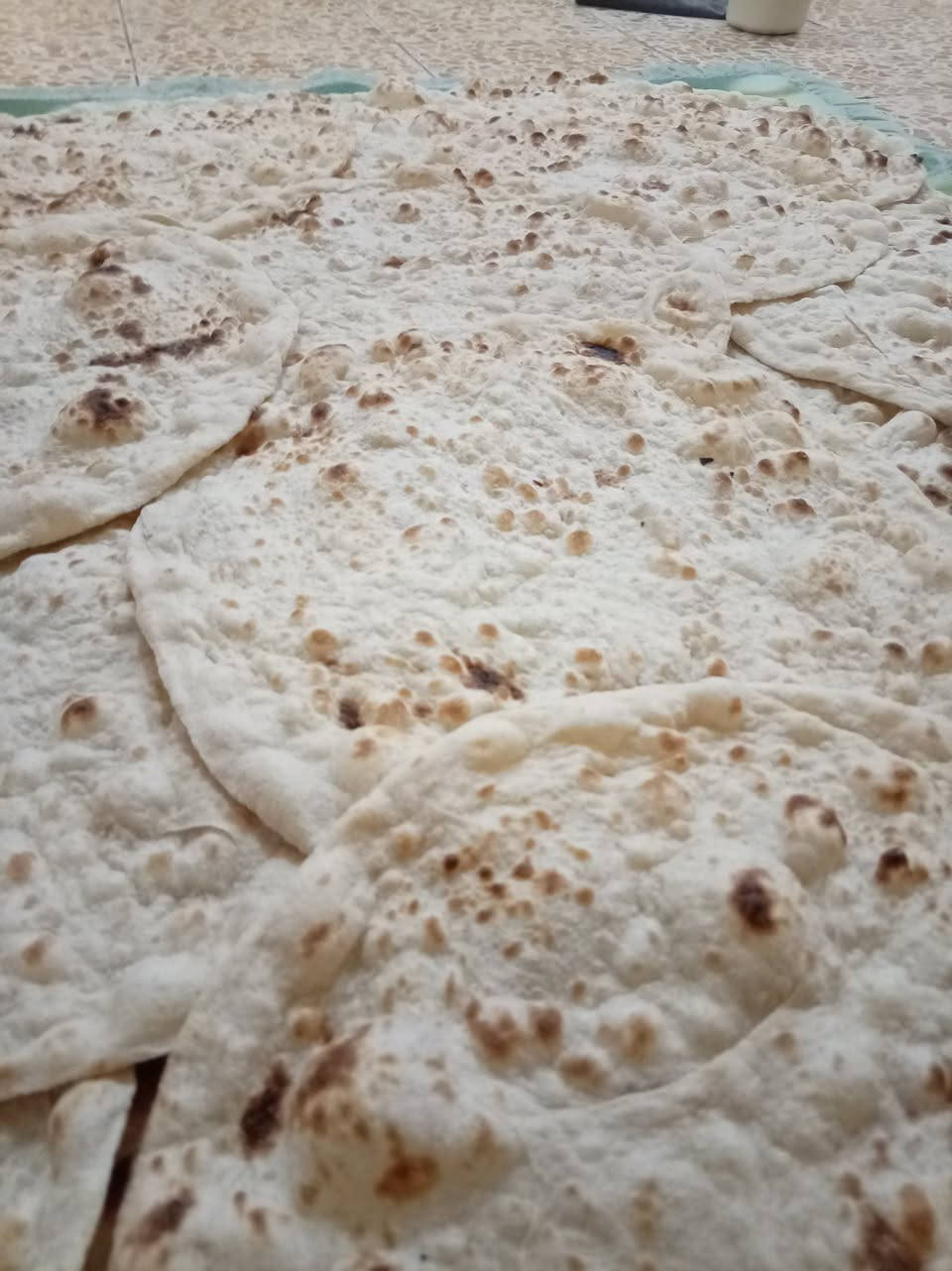السلام عليكم يوجد خبز حار بحار حسب الطلب وجودة مضبوطة وطعم غيرررر الطحين من يمكم 10كرص بألف وأذا الطحين من يمي 5كرص بألف للتواصل والأستفسار على الخاص أو على الرقم *********** العنوان حي الانتصار شارع ثلاثين قرب كرم مول
