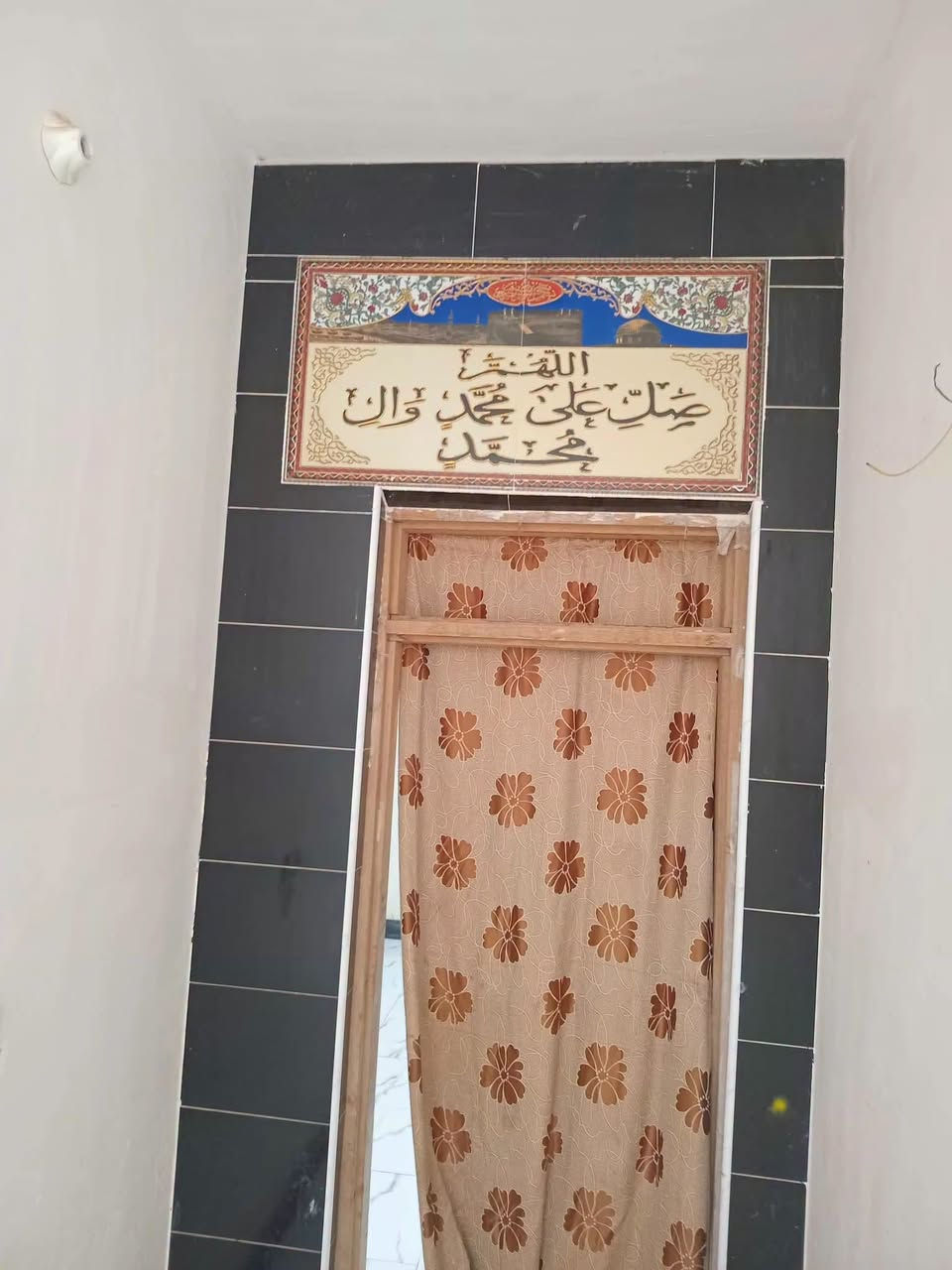 دار سكن المساحة 200 م ركن مسلح طابو صرف طابق ارضي يتكون من 2 غرفة نوم استقبال مطبخ صاله صحيات خارجي وداخلي+ شقه درج خارجي معزول يتكون من 2 غرفة نوم+مطبخ صاله صحيات مع كافة الخدمات العنوان الفداء نهاية شارع ابو لبنان مقاطعة 24 الواقعه السعر 16 مجال للاستفسار ***********
