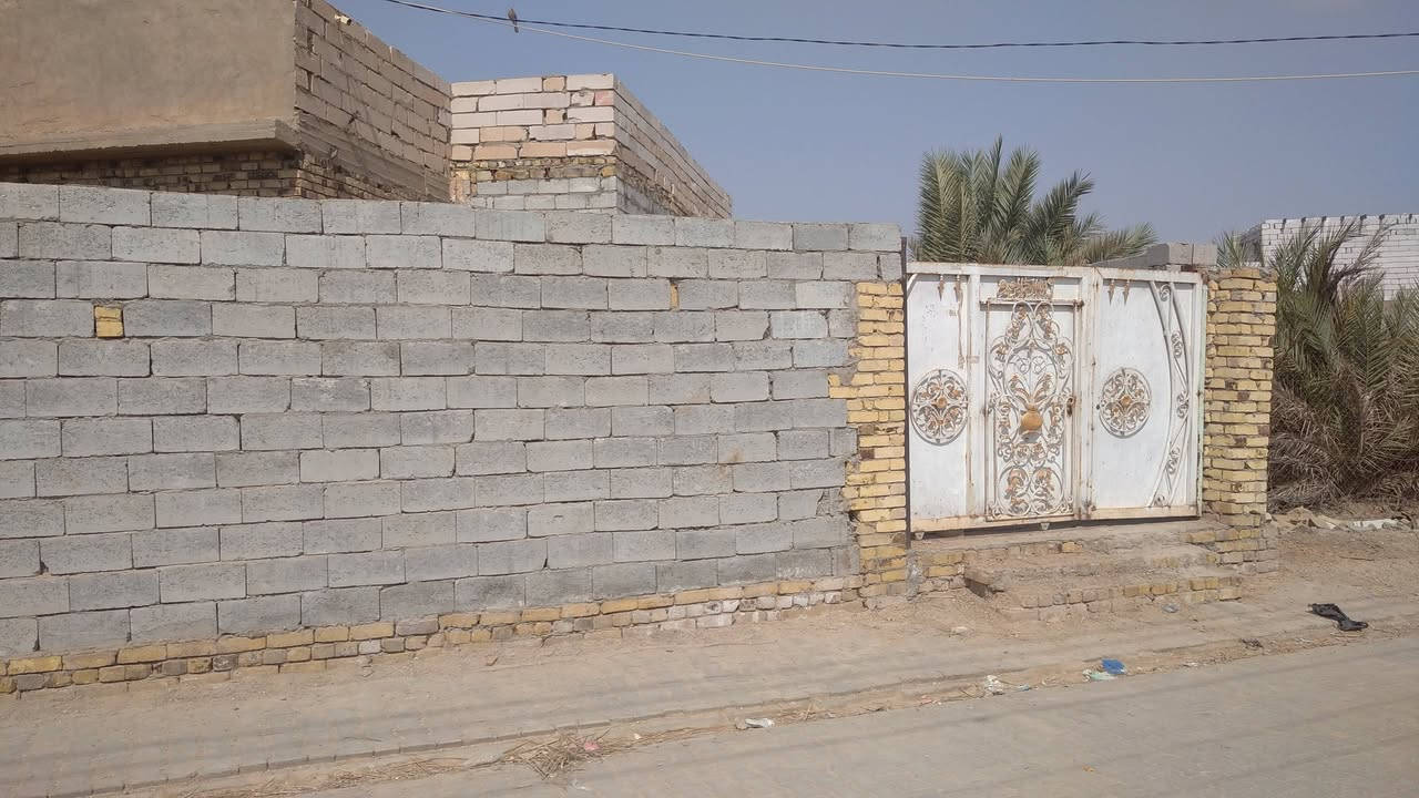 1400متر للبيع الواجهه 25 م/وبيت مساحته 700متر علمن ان البيت يحتوي على مشتملين المشتمل الاول مساحته 330واجهه 12/والمشتمل الثاني مساحته 370واجهه16/جميع الخدمات متوفره ماء اساله كهرباء وشارع تبليط لعنوان ديوانيه حي الأمين نزلت مجمع الأمير السكني زراعي سند 25 لاستفسار أكثر أتصل ***********
