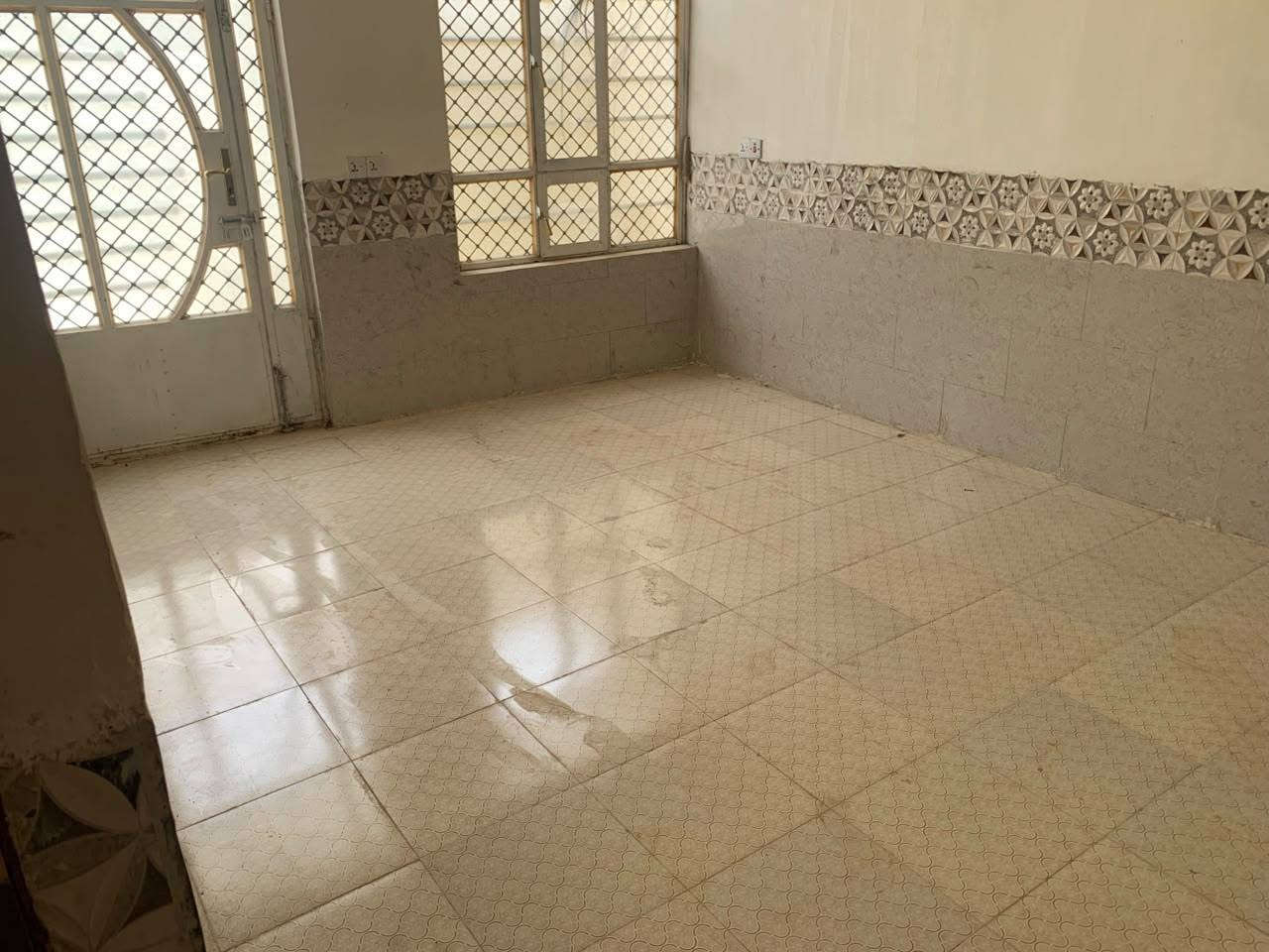 السلام عليكم الدار للبيع في ٧نيسان وبين المراسمه المساحه ١٠٠ متر بناء طابوك البيت يحتوي ٢ غرف نوم وحولي واستقبال ومطبخ   السعر ١١٠  /***********
