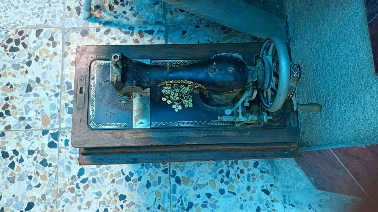 السلام عليك للبيع مكينه انتيكا سنكر تحتاج بس تنظيف بعدها بترابها رايدها 200الف قفل بغداد الشعله ***********

