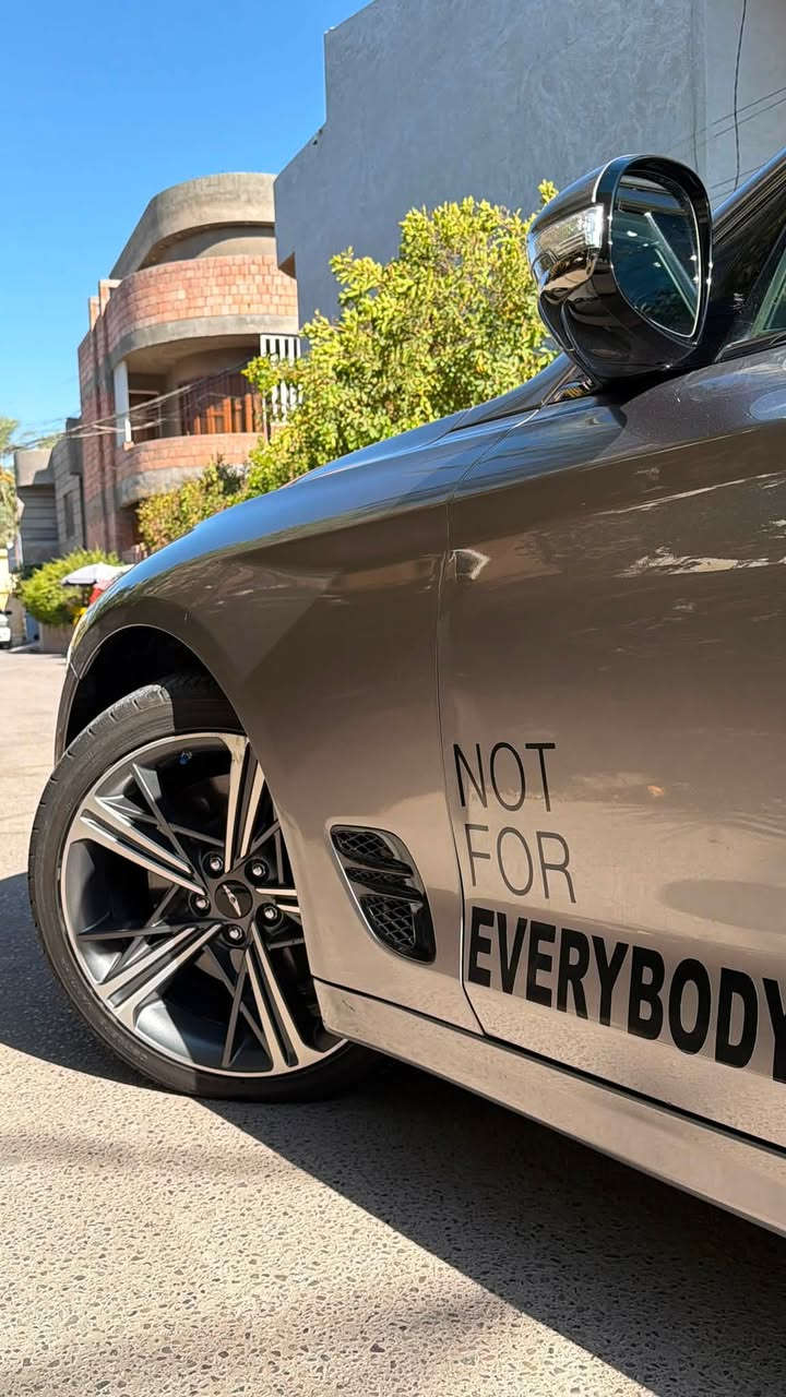 جنسز G70 موديل 2024 محرك 2500T
🚘 Genesis G70 2024 2.5T

• المحرك: 2.5 لتر Turbo 4 سلندر
• القوة: 290 حصان
• العزم: 420 نيوتن.م
• ناقل حركة: أوتوماتيك 8 سرعات
• الدفع:  رباعي 
• 0–100 كم/س: تقريباً 5.9 ثانية
• السرعة القصوى: 300 كم/س تقريباً
• شاشات وأنظمة ترفيه متطورة ، أنظمة أمان ومساعدة للسائق ، رادارات 360 درجة 
• مقاعد جلدية وتجهيزات فخمة حسب الفئة ، تدفئة تبريد كشنات ، رادارات من كل مكان ، حساسات ٣٦٠ درجه 

حادثها جاملغ وبنيد 
وبيها صبغ نص الجاملغات الوره بدون معجون اثر شخوط اثناء النقل ( حاله حال التكحيل )

 السعر ٢٥٥ وبيها مجال 

عنوان بغـداد + ديالـى
***********
