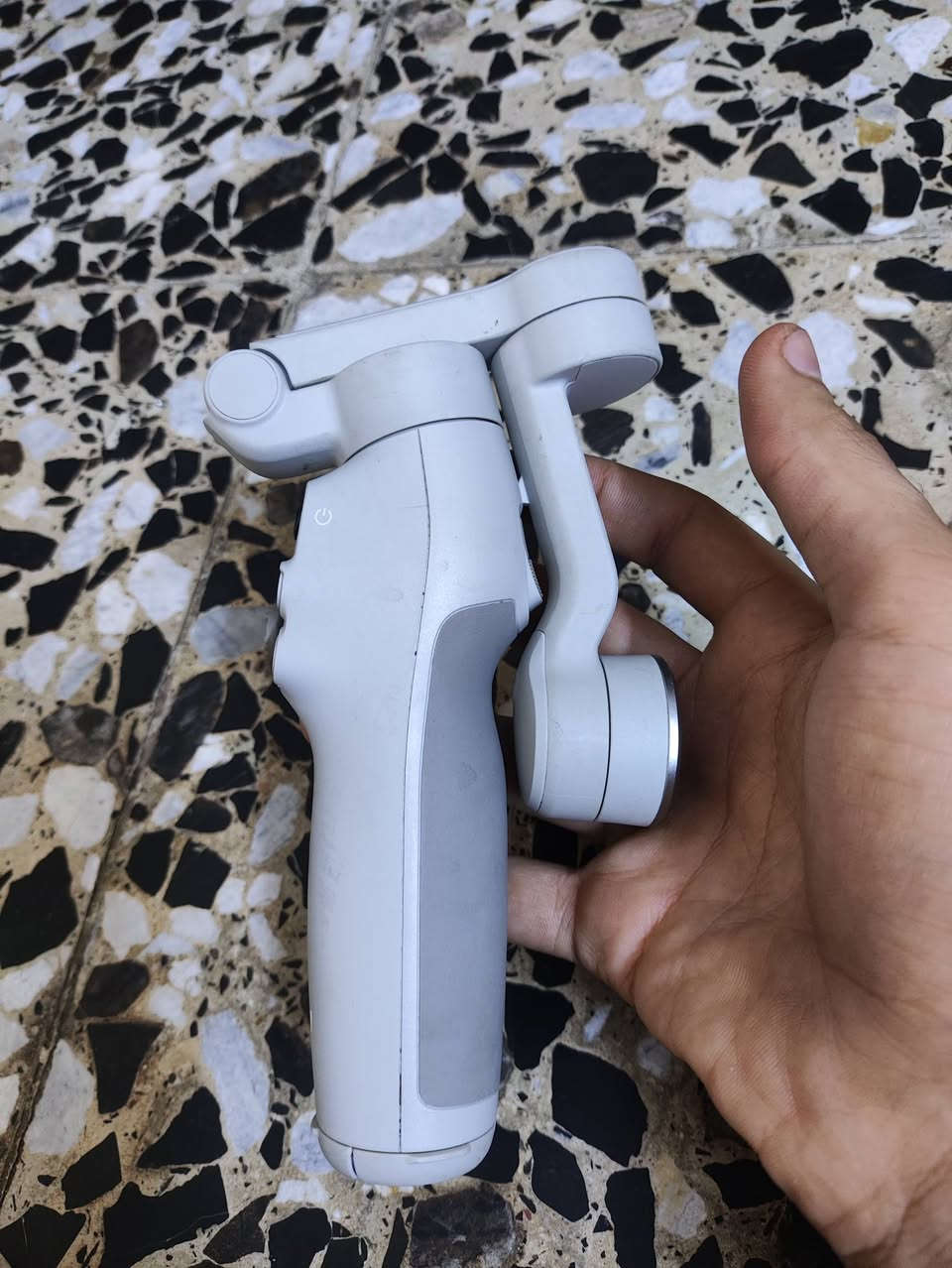 سلام عليكم اوزمو dji  شغال بدون اي عيب فقط نقه 
قطعة الي يقعد بيه تليفون رايدة ب 35 توصيل موجود مكاني مدينة الصدر ***********
