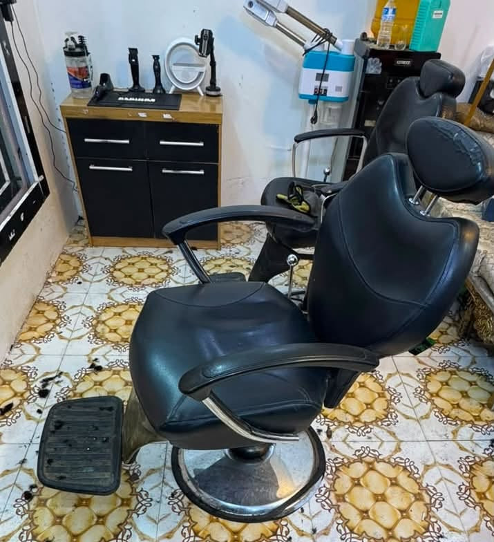 مري عدد 2 + باترينه  + كومدي + كرسي
بسعر مناسب  عنوان ديالى ‭***********‬
