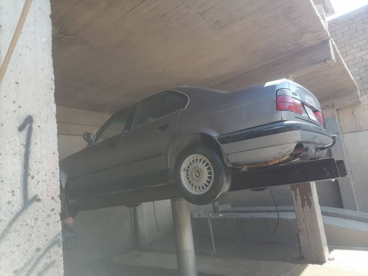 .ر Bmw /525/رقم الماني موديل 91
سنوية بسمي
كابون بانزين
مكفوله من الصبغ والضرر بستثناء البوند 
صدر امامي خلفي كبل شهر اشتغلتهن/ شرط
محرك وكير شرط
السعر 40$نقد /***********
شراي اتصل وتدلل( نقد)
