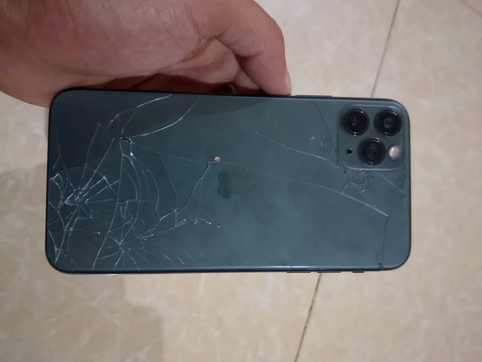 السلام عليكم جهاز للبيع 11 برو ماكس مبدل شاشه اصليه وبطاريه اصليه وباقي كلو بلادي وضهر مكسور 
٢٥٠ وبي مجال 
***********
