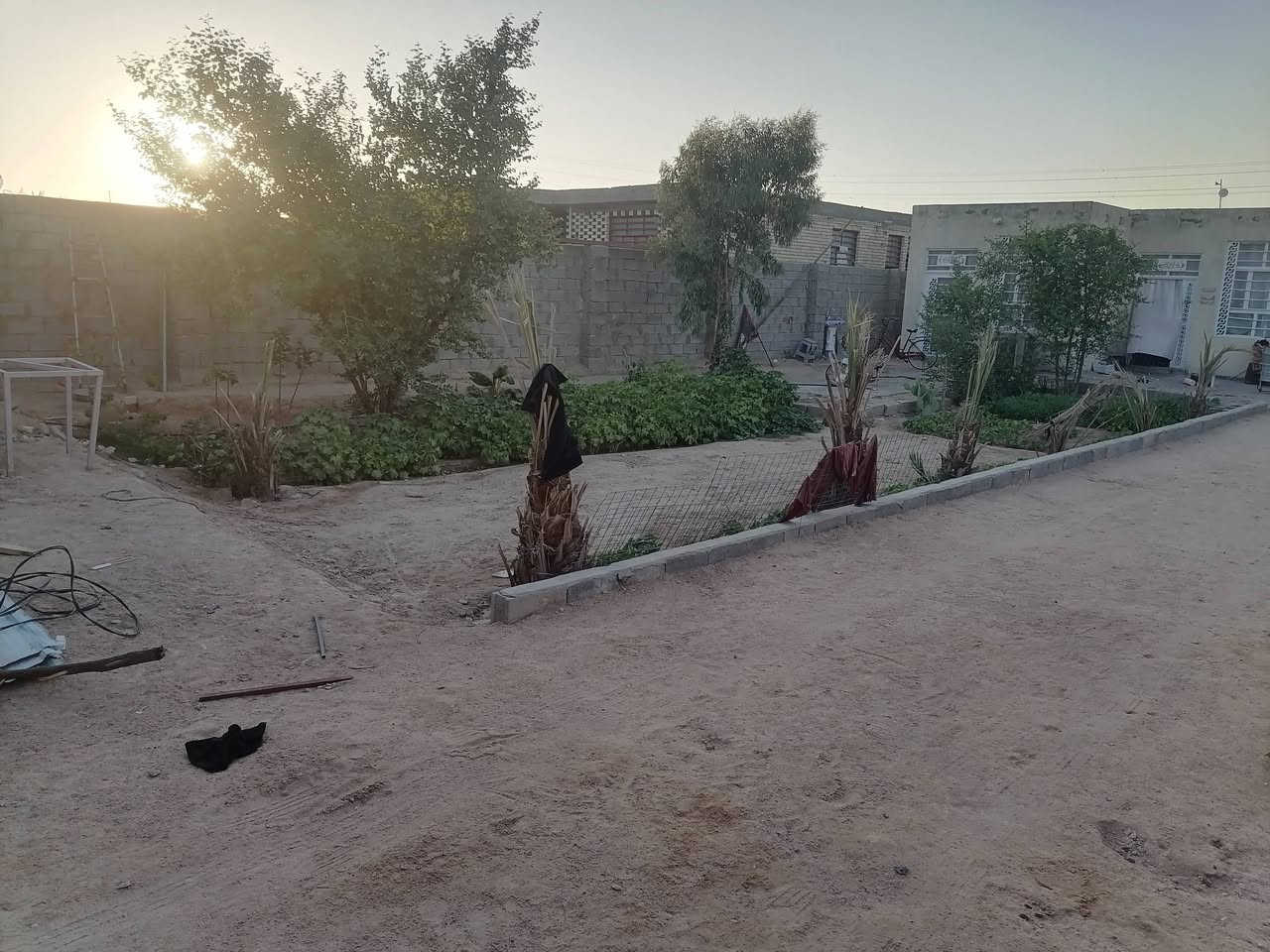 المساحه  525  متر  // بي غرفه وصاله ومطبخ وستقبال وتخاريج والباقي حديقه للبيع بطريق يا علي عمود 149 قريب الشارع كربلاء نجف السعر 45 /// ***********
