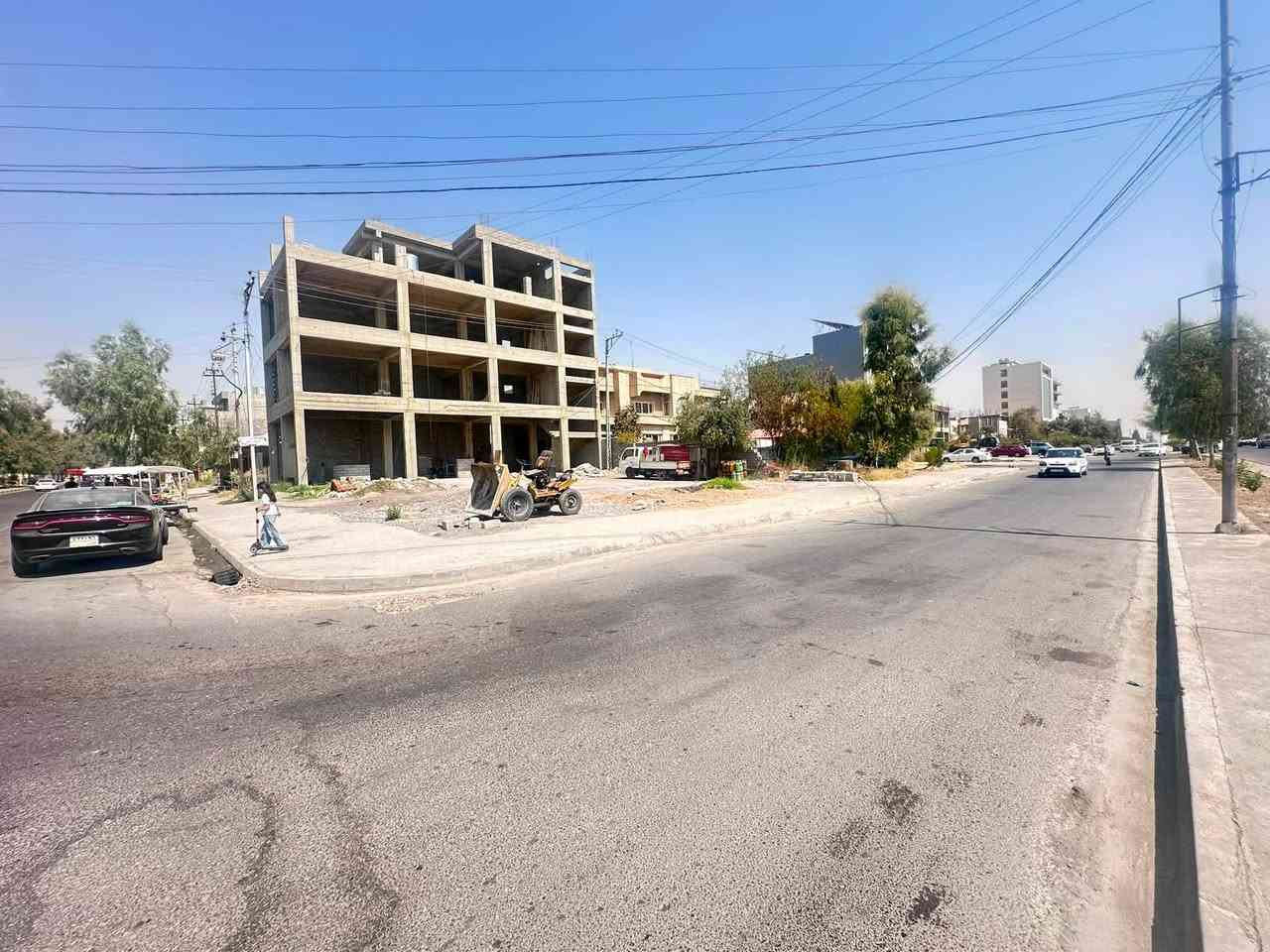 اعلان
مكلف بالنشر

عمارة مميزة للايجار في حي الحدباء بداية سايدين الصورة (ركن) مقابل باب جامعة الموصل

مناسبة لانشاء مجمع طبي متكامل 
🔹 ثلاث طوابق 
مساحة البناء ١٨٢ متر مربع
الابعاد ٢٠ واجهة * ٩
(يوجد مكان مؤسس للمصعد)
🔹امامها مساحة واسعة تصلح موقف سيارات او حديقة مساحتها 400 متر
البناء حاليا هيكل كامل 

إكمال البناء والتقسيم والتشطيبات يمكن تنفيذها حسب طلب واحتياج المستأجر، بما يتناسب مع طبيعة المشروع واستخدام كل طابق.

مناسبة بشكل خاص لـ مجمع طبي وعيادات متعددة، مع إمكانية تصميم المساحات بما يخدم الأطباء والمراجعين.

للمهتمين والاستفسار عن التفاصيل، يرجى التواصل.
***********
***********

التواصل مع الارقام المذكورة حصرا

