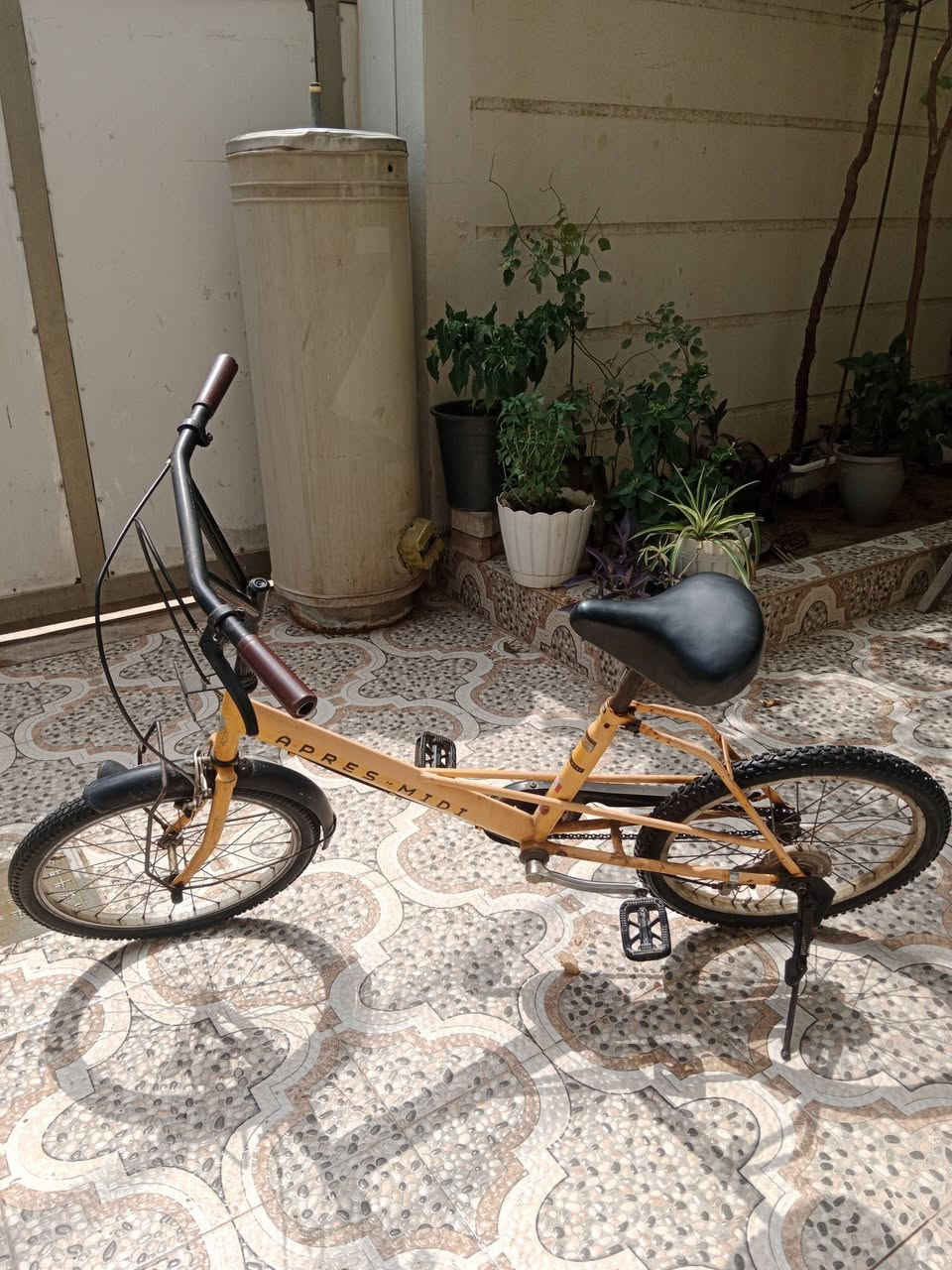 للبيع دراجة حجم ٢٠ 
السعر ٥٠ الف ***********
