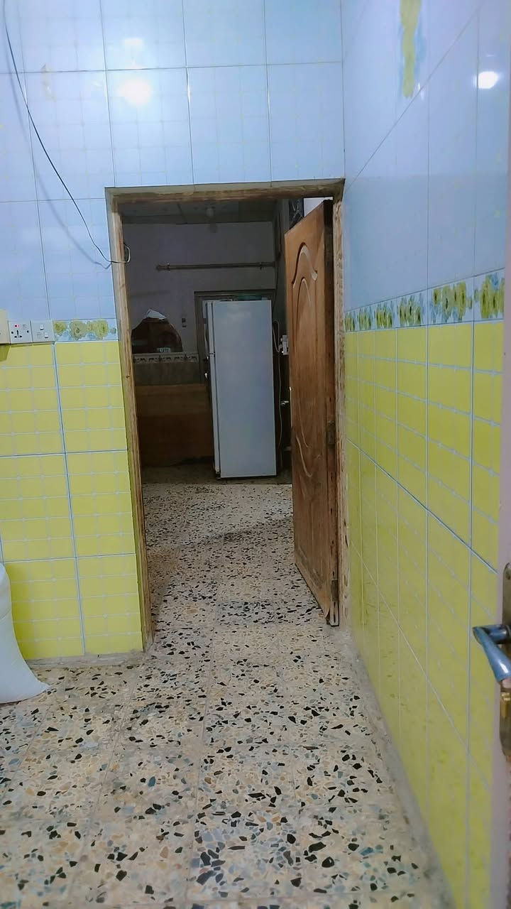 السلام عليكم بيت طابو زراعي سند 25 مساحته 125 متر مربعه  مكانة بشارع المطار القديم قرب صيدلية الألفة يحتوي على استقبال وغرفة وصالة وصحيات داخلية وخارجية ومطبخ ، طابق العلوي يحتوي على غرفتين وصالة وسطحين چبير وصغير السعر 40 بي مجال ***********
