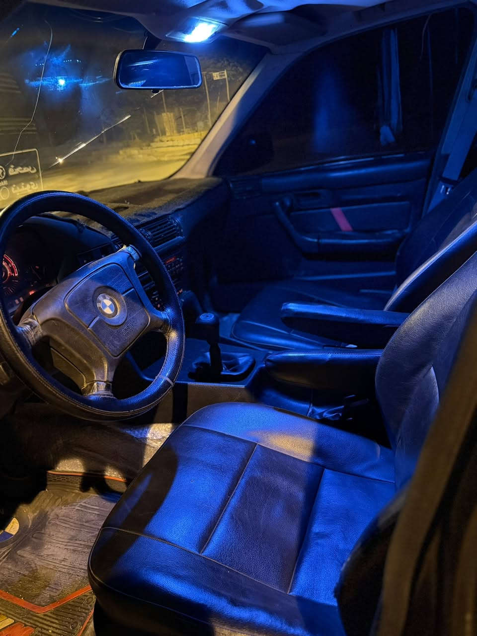 ٨بستۆن گێڕ عادی
مۆدێل ١٩٩٤ 
٤جام كارەبا
كوشن جڵت
لایت ئاڵقە و كامل زینۆن 
سەیارەكە بۆیاخێكی شوشەیی كراوە لەسەر ساخی 
بێ دەعم و لێدراوی 
تەبرید سارد و گەرم
ئاڕمی هەولێر بەشەرت
گێڕو مەكینە بەشەرت 
نرخیشی ٥٦ كەمێك مەعامەلە
***********
