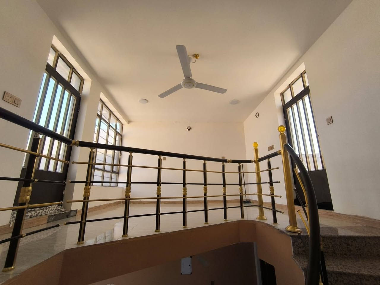 السلام عليكم صلي على النبي بيت للبيع فقط (للبيع فقط)  مساحته 125 طابقين
شارع 10
البناء طابوق طابقين
الطابق الاول كاشي
الطابق الثاني بورسلين
الموقع الجغيغي الثانيه 
قرب جامع  صفوة الرحمن وافران النعيمي
سنة البناء 2022. .. يتكون من حمامات عدد 2 مناور عدد 2 استقبال. .. مطبخ. ..صالة وغرفة وحده بالطابق الارضي. ...وغرفتين بالطابق الثاني وحده من عدهن سويت
السعر 123 مليون بي مجال بسيط للاستفسار خاص او اتصل على الرقم ‏‪+964 787 688 4455‬‏
