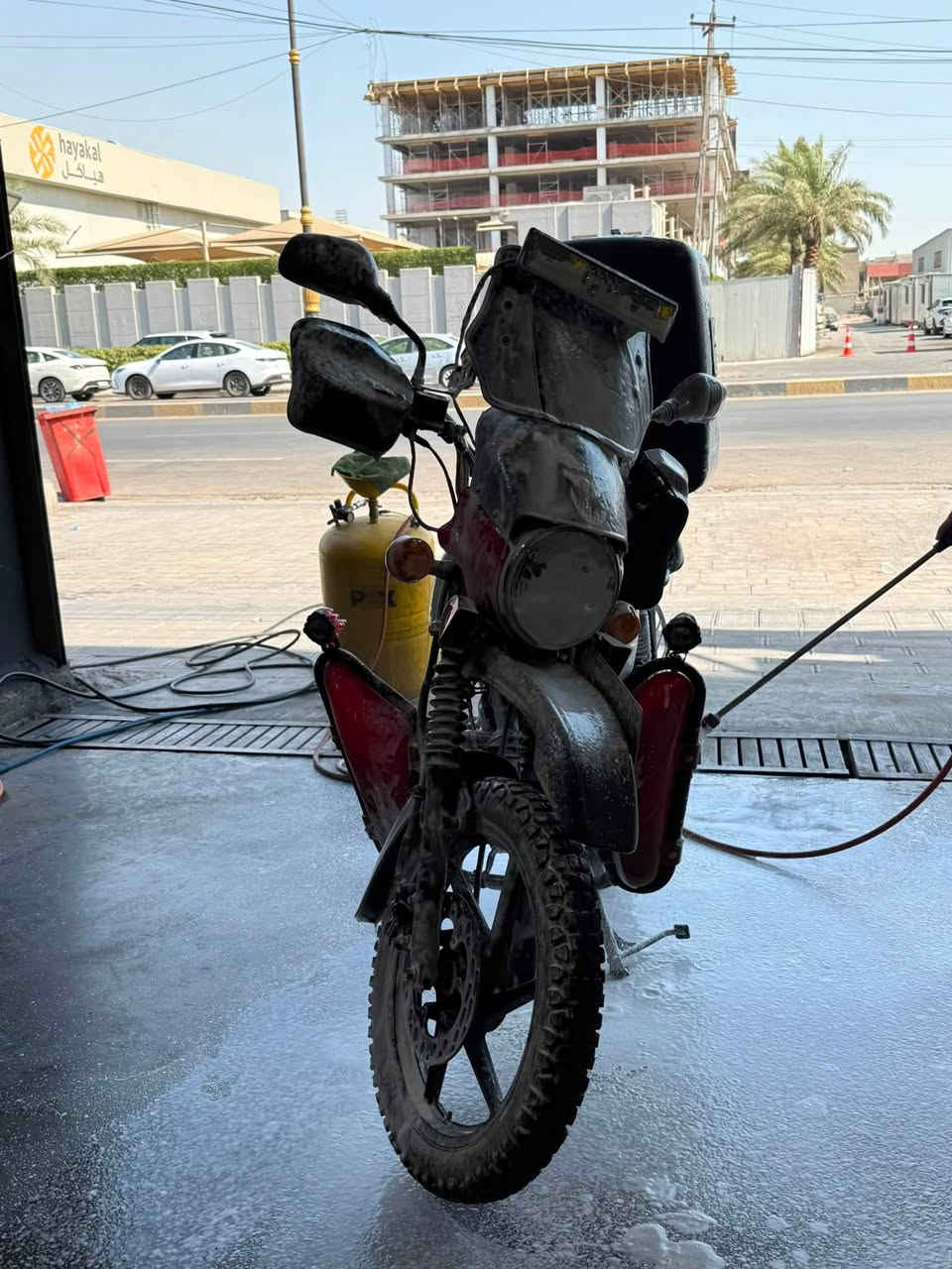 اسعد الله اوقاتكم اخوان 
بوكسر ٢٠٢٢ نزلتها بل ٢٠٢٣ نهايتها 
شباب الدراجه ماشيه ٣٤ الف استخدام شخص ممشتغله لا مطاعم ولا تطبيقات 

ماشيه ٣٤ الف حقيقي 
دراجه بلاديه كلها 
عليها زنجيل جديد 
تايرات جدد 
زنون االي ناصي 
شمعه زنون ومتغير 
بلوجكترات زنون ومتغير 

دراجه جاهزه من كل النواحي اي نقص مابيها 
مرقمه سنويه ب اسمي 

السعر ميلونين و ١٠٠ الف 
مجالها جداً بسيط 
*********** 
متواجد فقط رصيد او واتساب 
والتوفيق للجميع انشالله ❤️❤️
