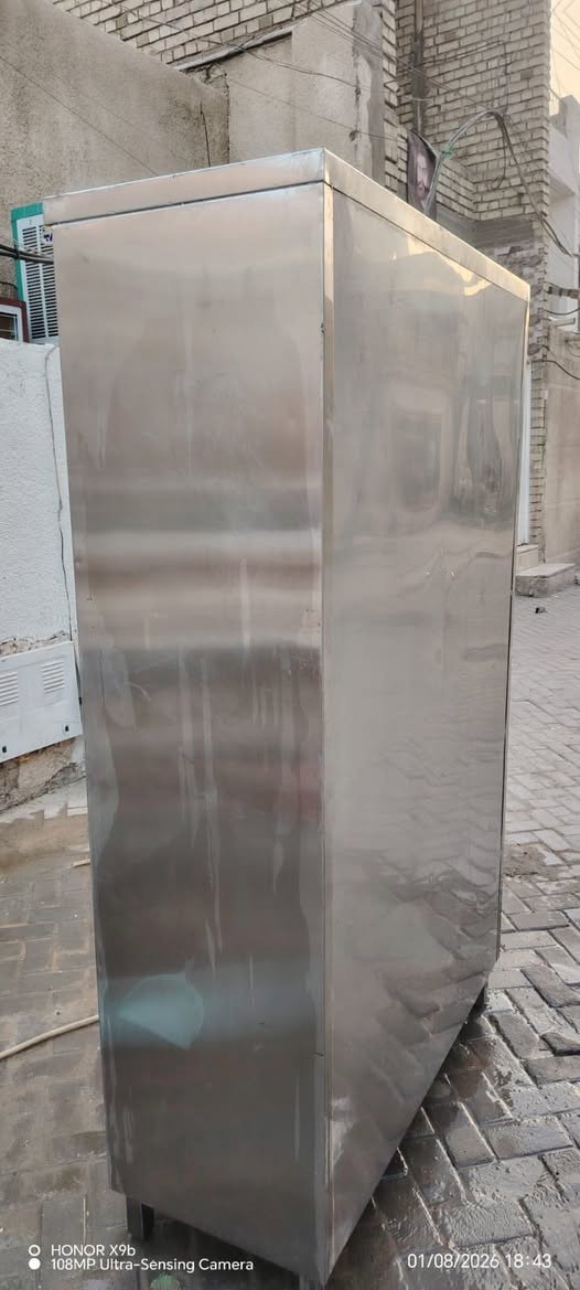 ميز ستيل طوله ١٦٠ وديلاب ارتفاعه ١٨٥ وعرضه ١٢٠ نضيفات جدا ايطالي اصلي ثقيل ***********
