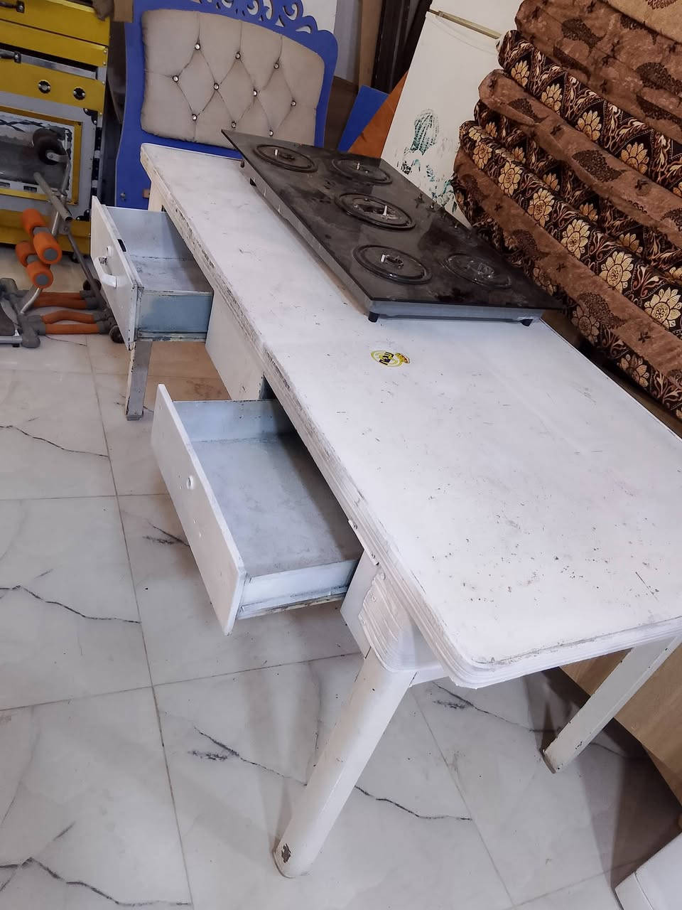 ميز حديد حجم كبير ونظيف 75 الف كركوك حي بدر ***********

