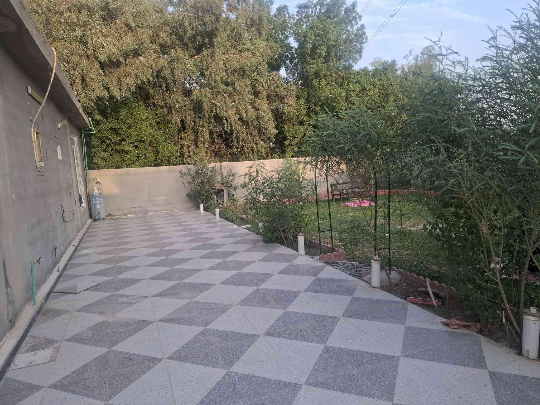 السلام عليكم بيت للبيع العنوان حواس حي ام البنين شارع الكراغول مساحت البيت ٦٠٠ البناء ٢٠٠ متر يبعد عن الشارع ٢٠٠ متر ***********
