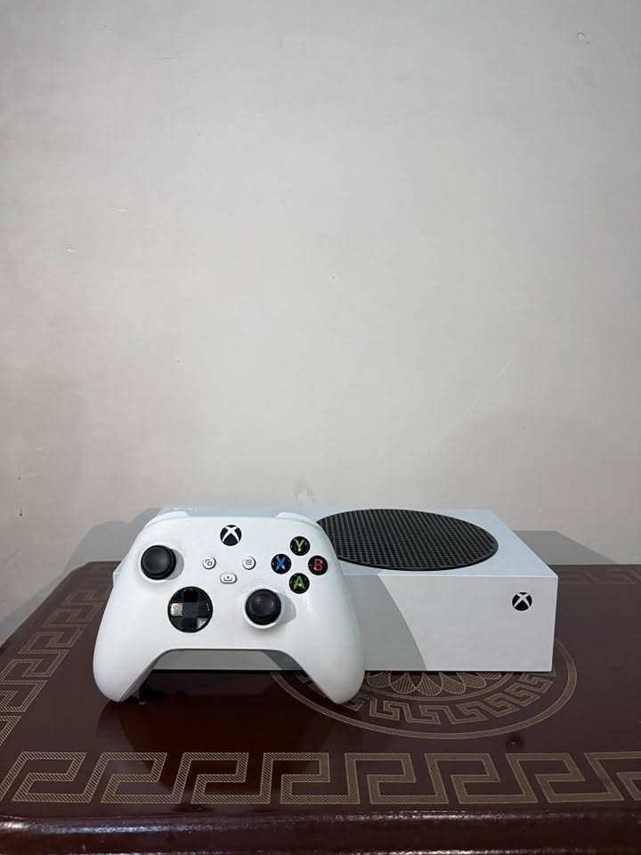 السلام عليكم ورحمة الله وبركاته.

جهاز Xbox Series S  ذاكرة (512) نسخة اوروبية 
مستخدم قليل.
ملحقاته: يده اصلية وحساب كيم باس شهر 
ومن ضمنه (لعبة فورزا 6 +فيفا 26 ) 

السعر 400،000
العنوان : الموصل_حي المصارف 
للتواصل واتساب *********** (مراسلة فقط بدون اتصال)

