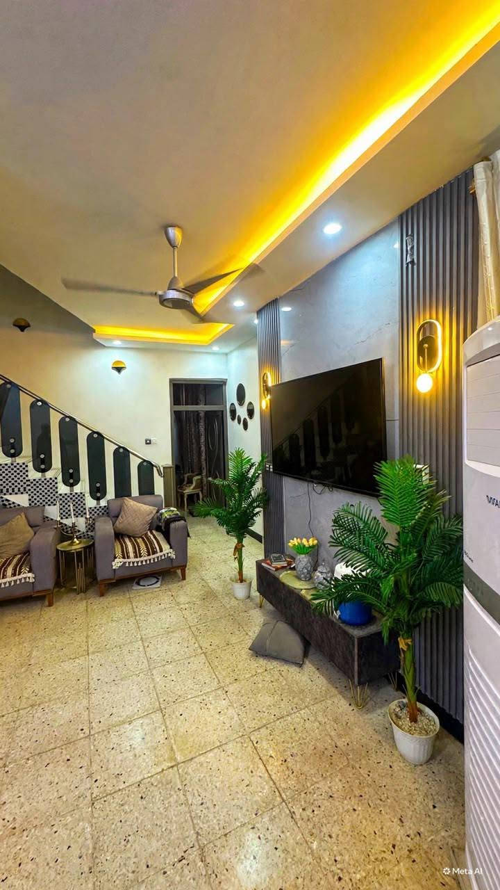 🏡بيت  للبيع - بيت طابقين حديث 

​📍 الموقع المميز: دور الزراعة الثالثة - قريب على تقاطع القدس.
​📐 المساحة: 108 متر مربع.
​📏 الواجهة والنزال: واجهة 6 متر × نزال 18 متر.
​💰 السعر: مناسب جدا
​🛠️ التفاصيل والتصميم الداخلي
​🛏️ غرف النوم: يحتوي على 3 غرف نوم.
​🛋️ الاستقبال: صالة استقبال واسعة.
​🍳 المطبخ: 
​🚿 الصحيات:
.
​⚡ الخدمات الأساسية: متوفرة بالكامل (ماء 💧، كهرباء ⚡، تبليط الشوارع 🛣️).
​☀️ طاقة متجددة: يحتوي الدار على تأسيس كامل للطاقة الشمسية.
​📜 الوضع القانوني (السند)
​📄 نوع السند: طابو زراعي صرف.
​✍️ شرط البيع: الوكالة والتحويل أصولياً.
​📞 للإستفسار والتواصل
​📱 رقم الهاتف: ***********
​💬 المراسلة: عبر البريد (ماسنجر)

نص مكتوب في الصور:
- Meta AI